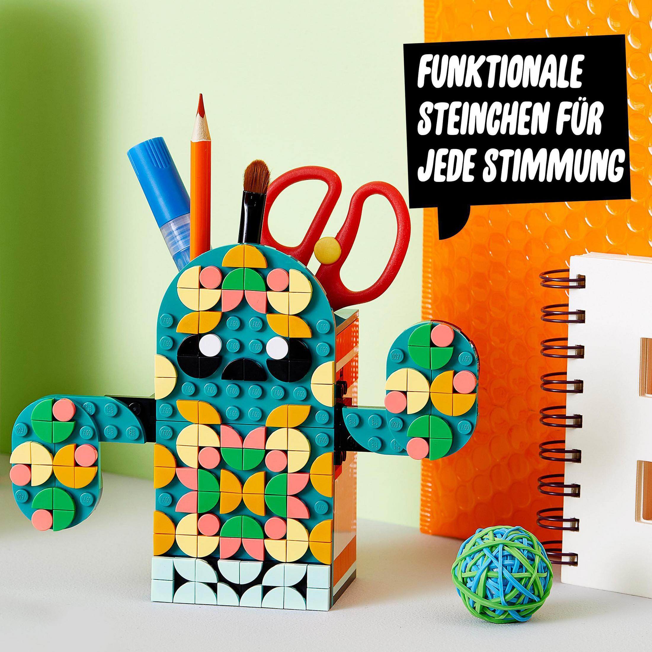Porte-crayons en forme de cactus fait de briques Lego. Contient des crayons et des ciseaux.