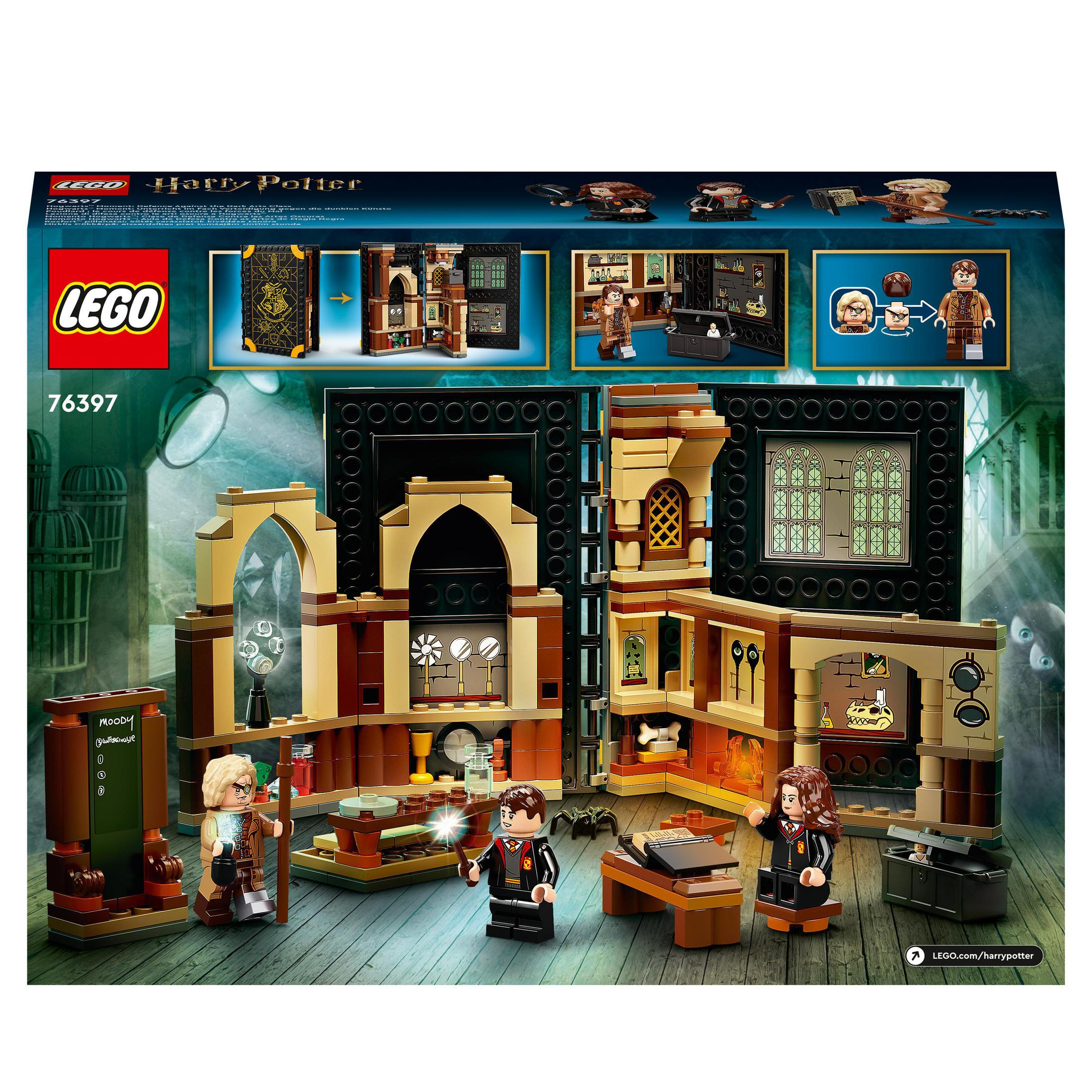 Lego Harry Potter Set. Zeigt einen Raum mit Figuren, einem Schreibtisch, einer Tafel und Requisiten. Holzinterieur.