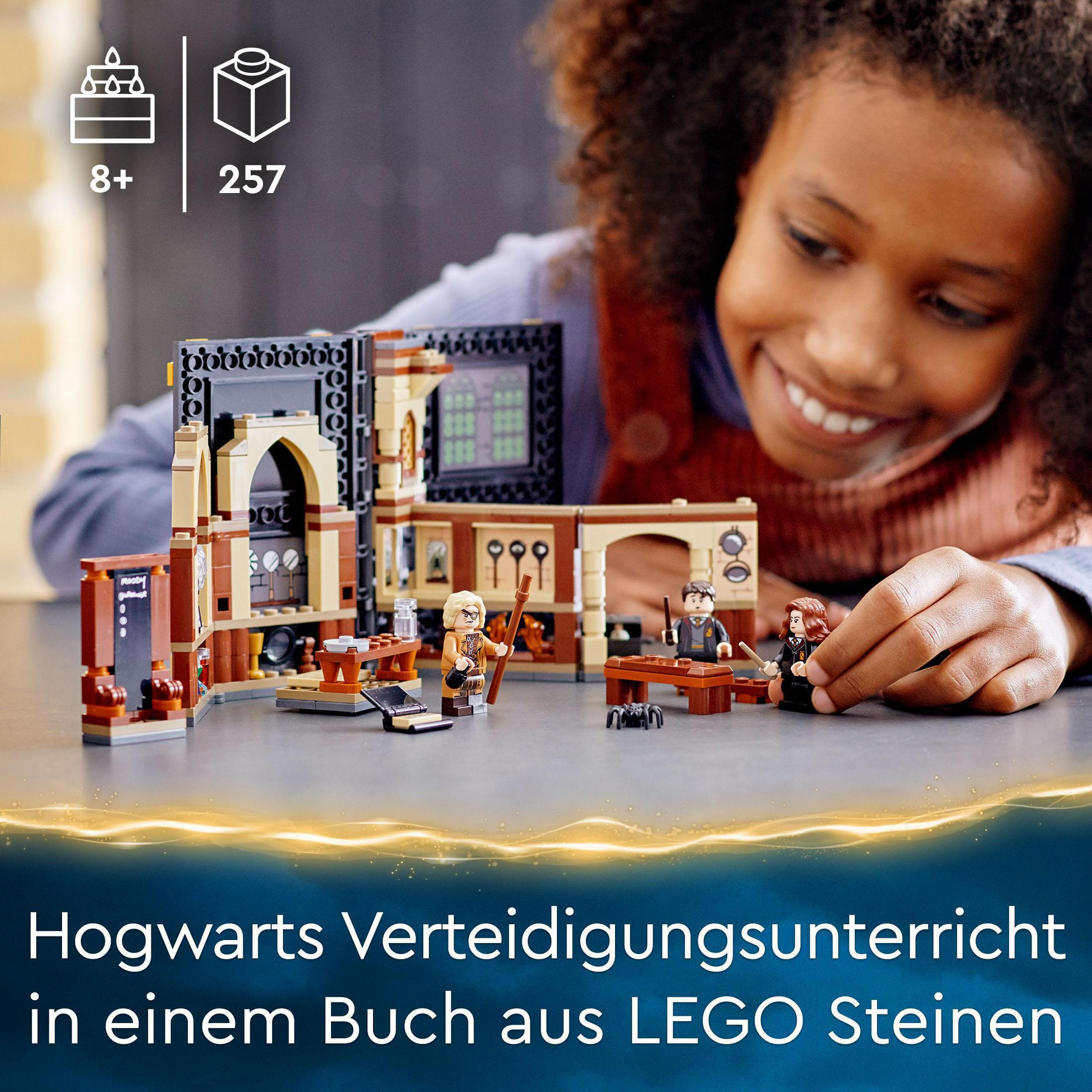 Ein Mädchen spielt mit einem Lego-Set von Hogwarts. Das Set hat braune Wände und Lego-Figuren stehen auf dem Tisch.