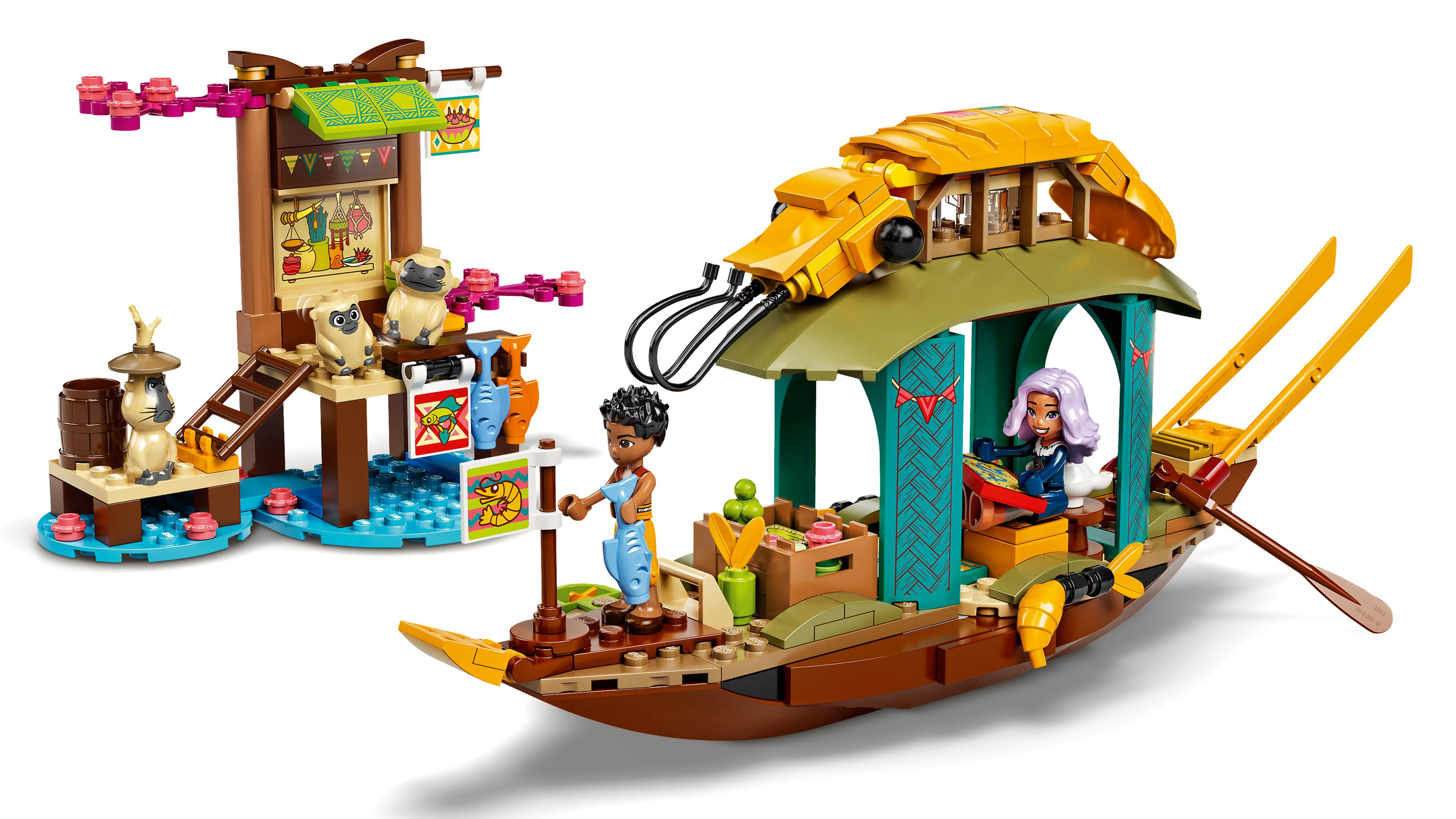 Zestaw Lego z łodzią, figurkami i straganem ze znakami. Kolory brązowy i niebieski, białe tło.