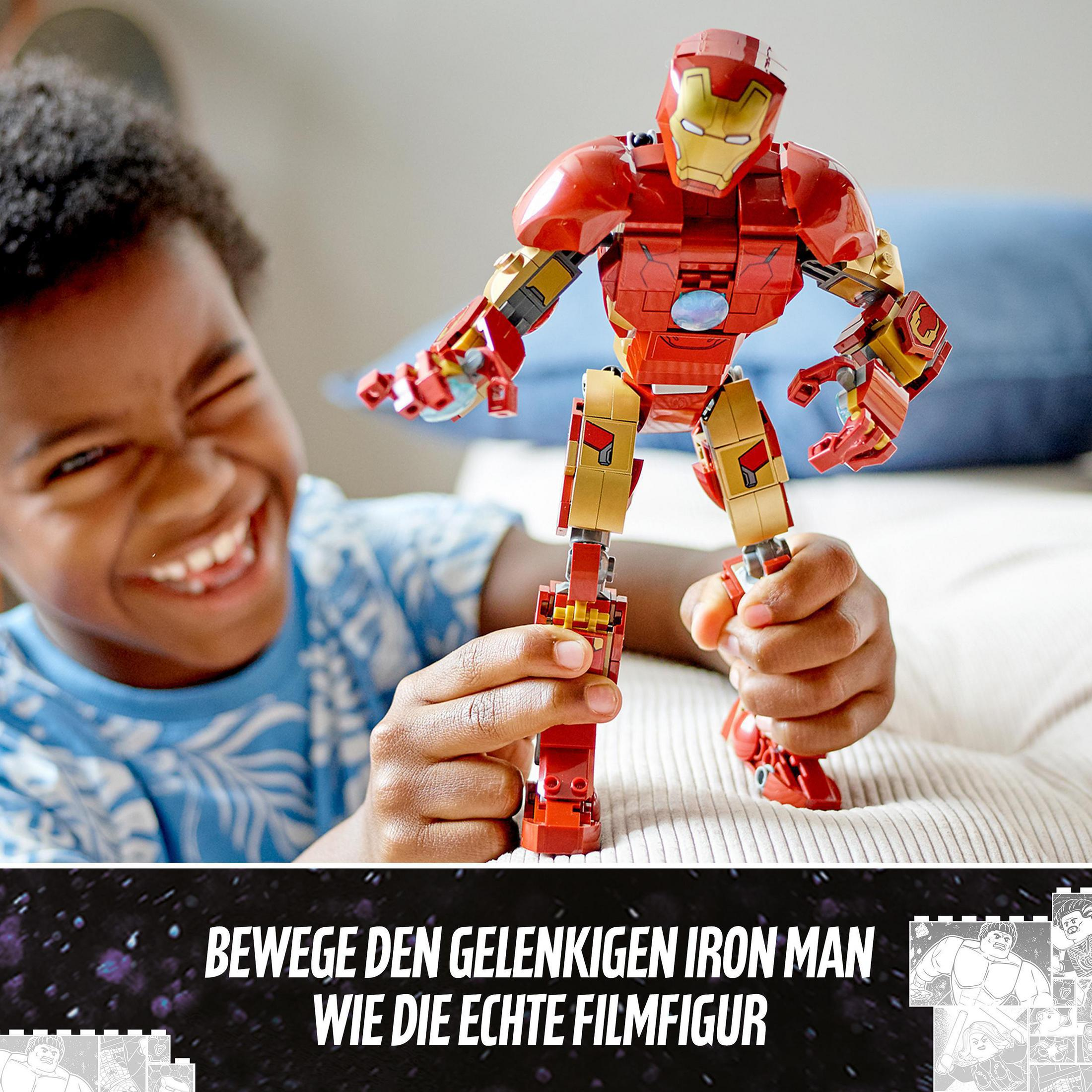 Un bambino gioca con un personaggio Lego di Iron Man. Il Lego è rosso e oro.