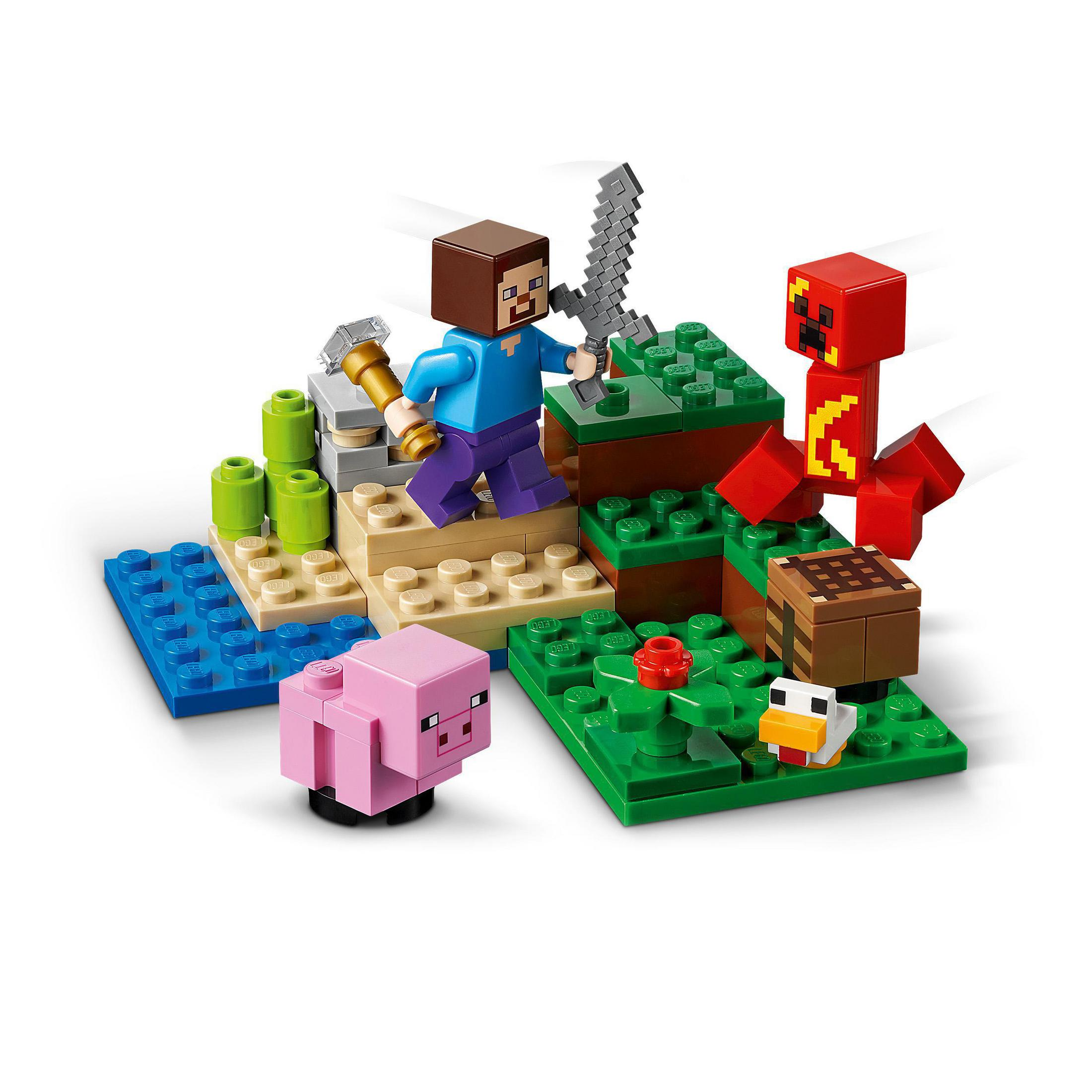 Scena Lego Minecraft con personaggi, un maiale, un pollo e blocchi disposti su basi verdi e blu.