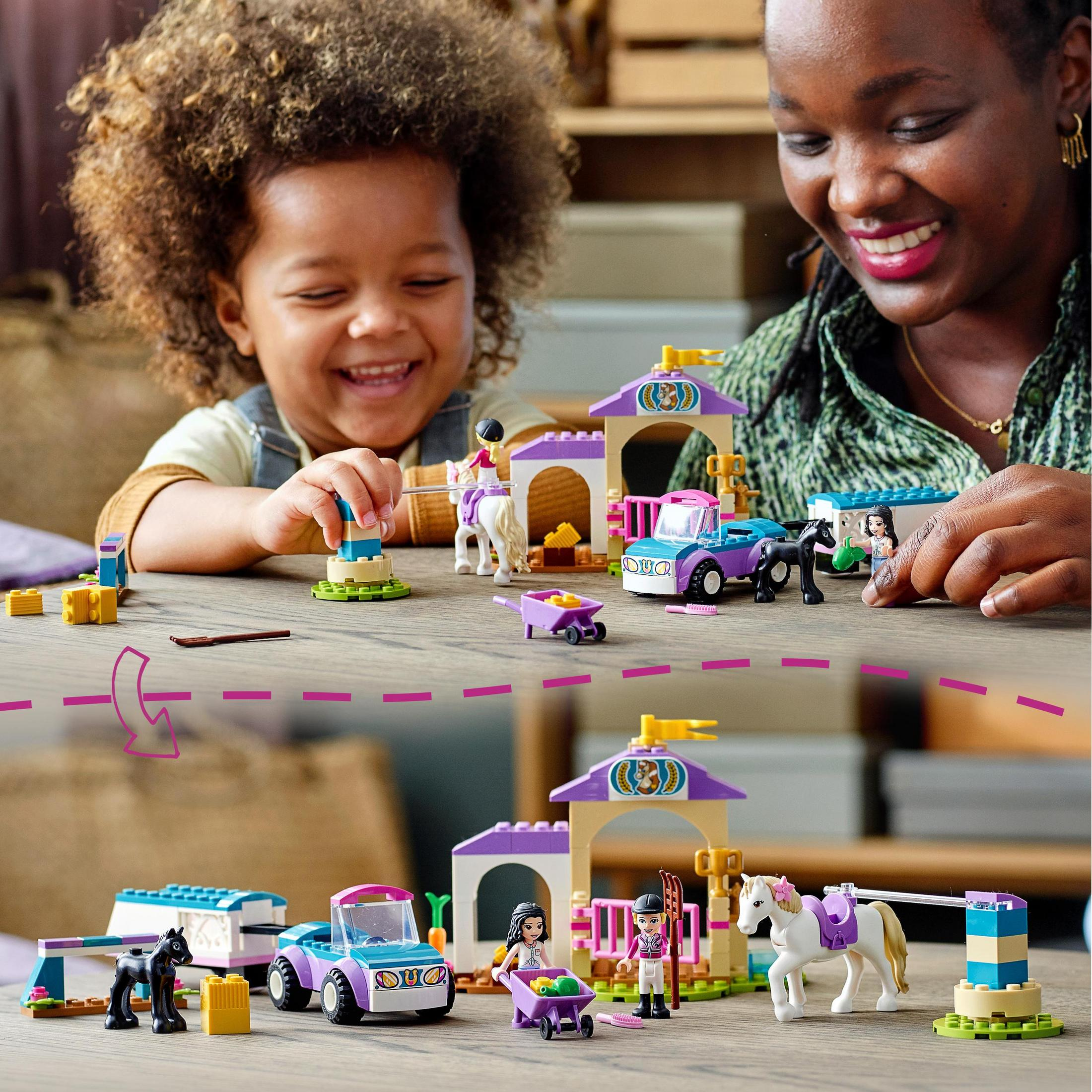 Zwei Kinder spielen mit Lego-Spielzeugpferden und einem Auto. Ein Kind sitzt, das andere steht.