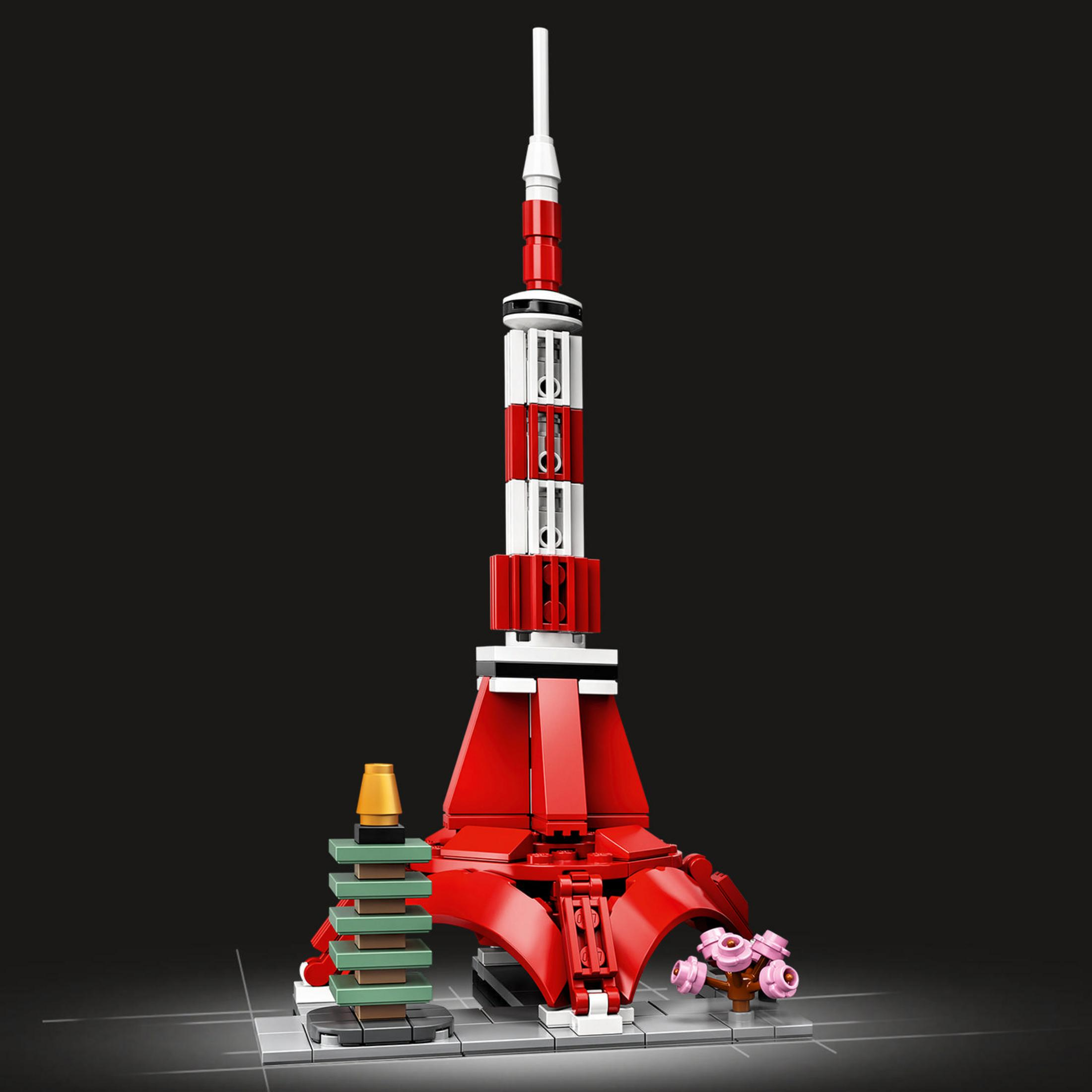 Lego-Modell des Tokyo Towers. Roter und weißer Turm mit kleiner Seitenstruktur und rosa Kirschblütenbäumen.
