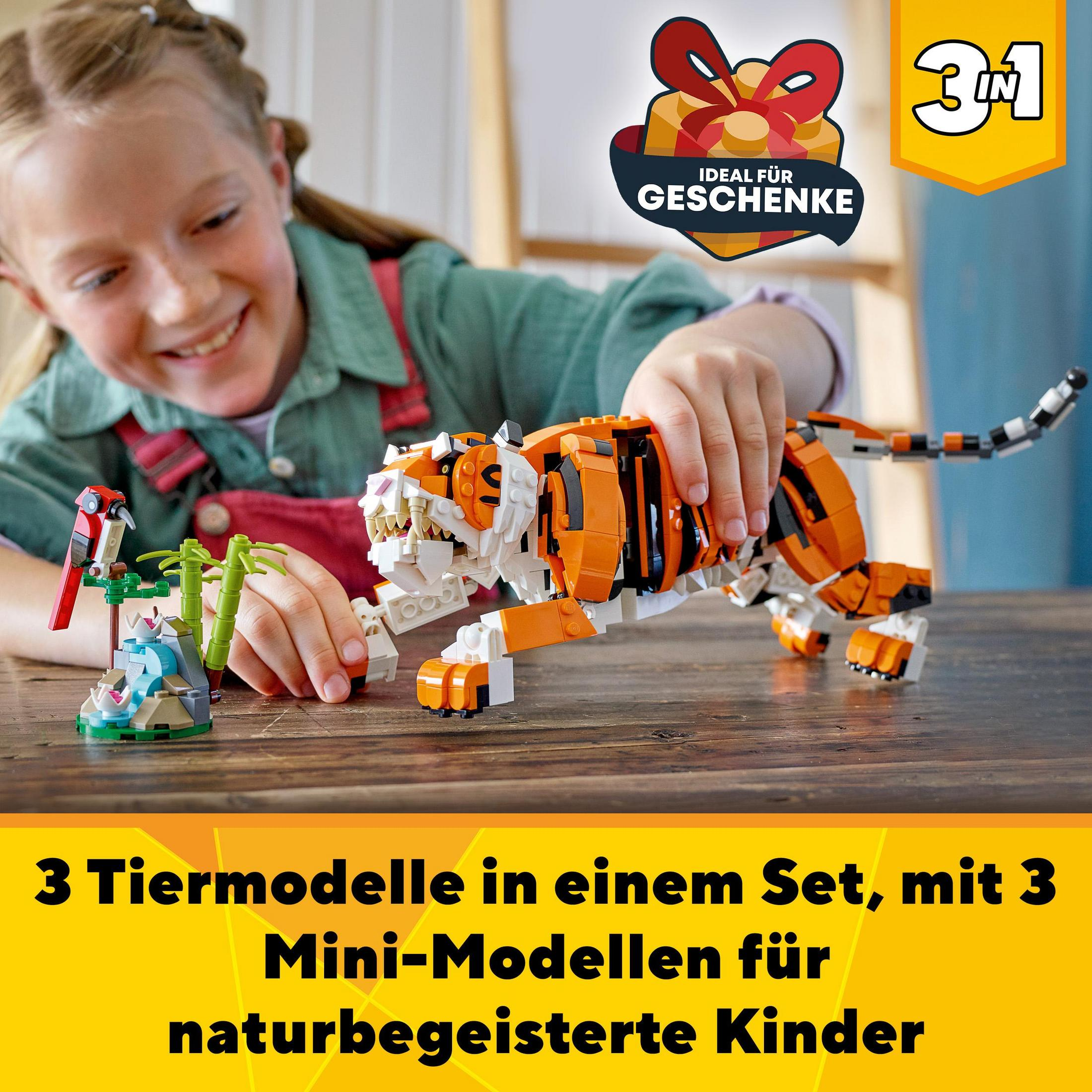 Kız, kaplan Lego seti ve küçük bir kuş modeliyle oynuyor.