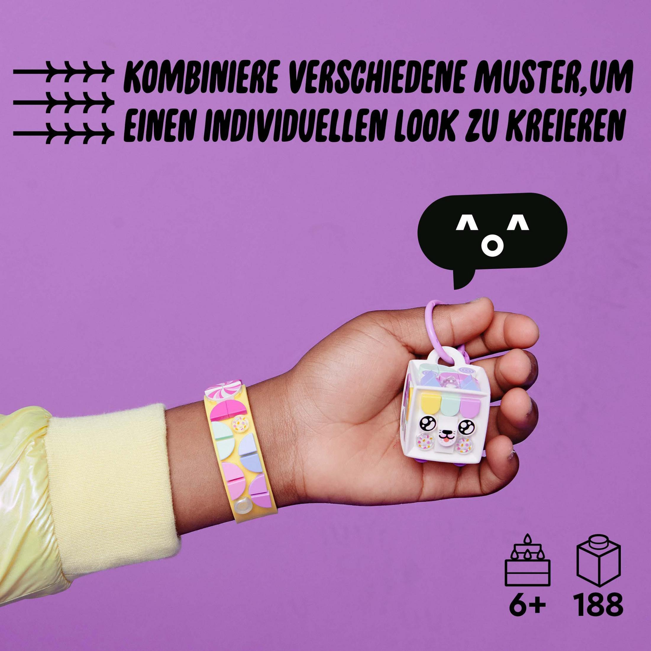 Eine Hand hält ein Spielzeug. Ein Armband am Handgelenk. Text auf Deutsch auf lila Hintergrund.