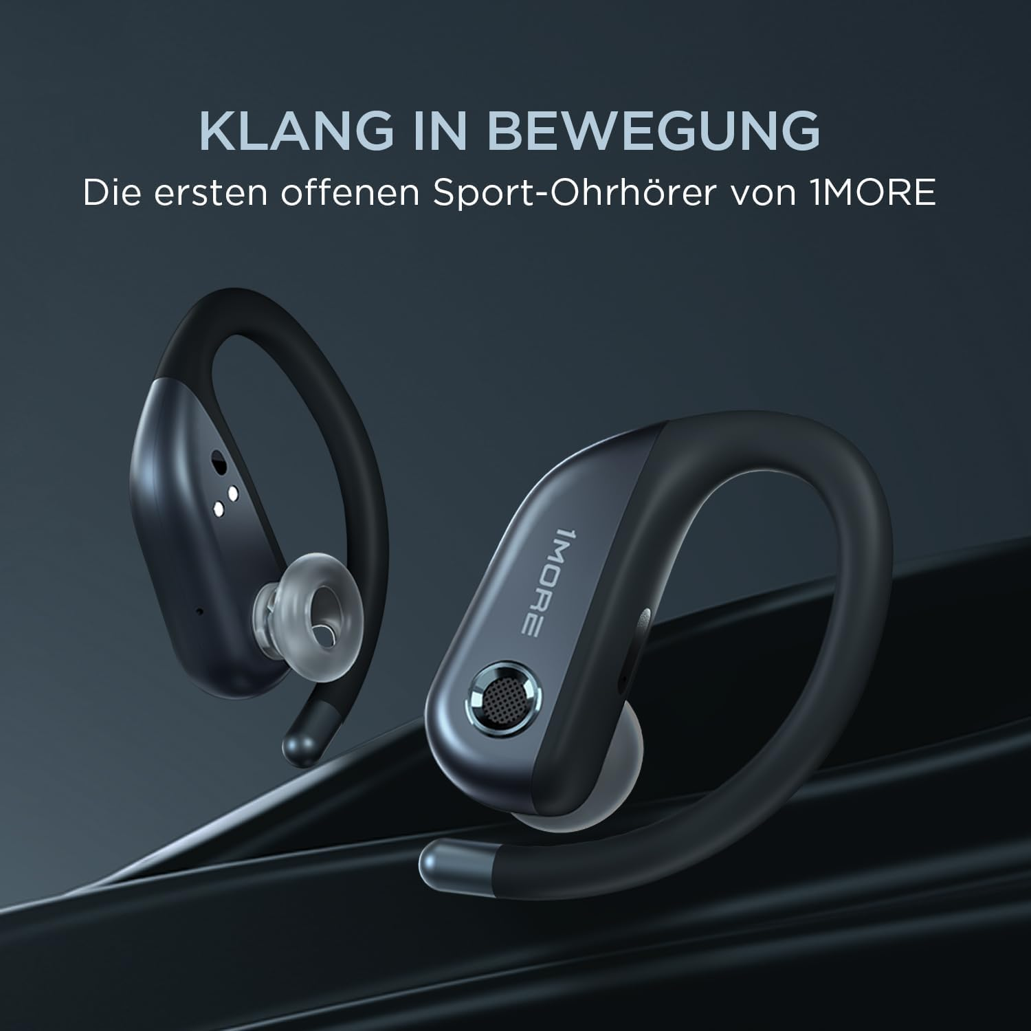 Schwarze Sport-Ohrhörer. Einer links, einer rechts. Der Hintergrund ist dunkel.