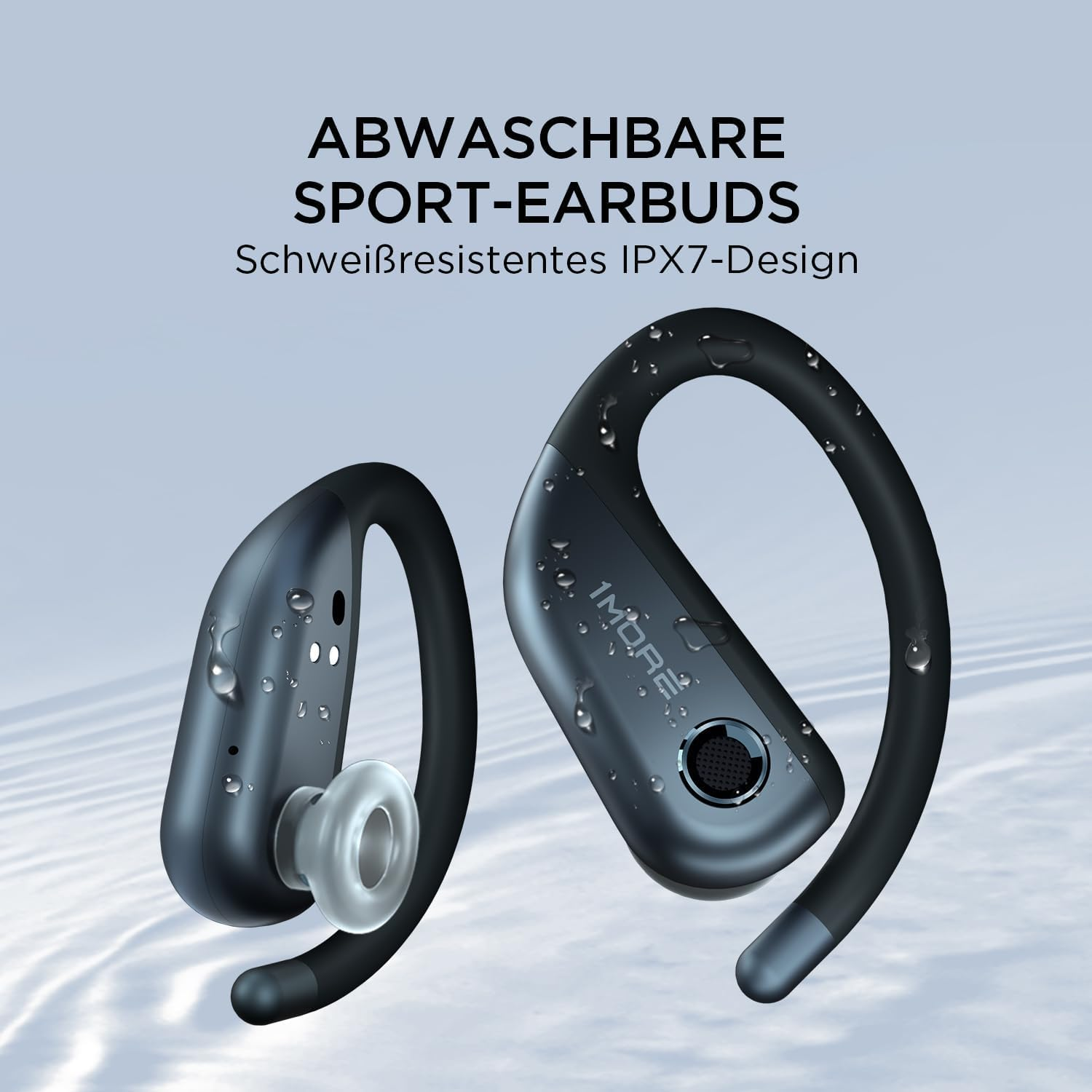 Zwei schwarze Sport-Ohrhörer mit Text und Wassertropfen auf blauem Hintergrund.