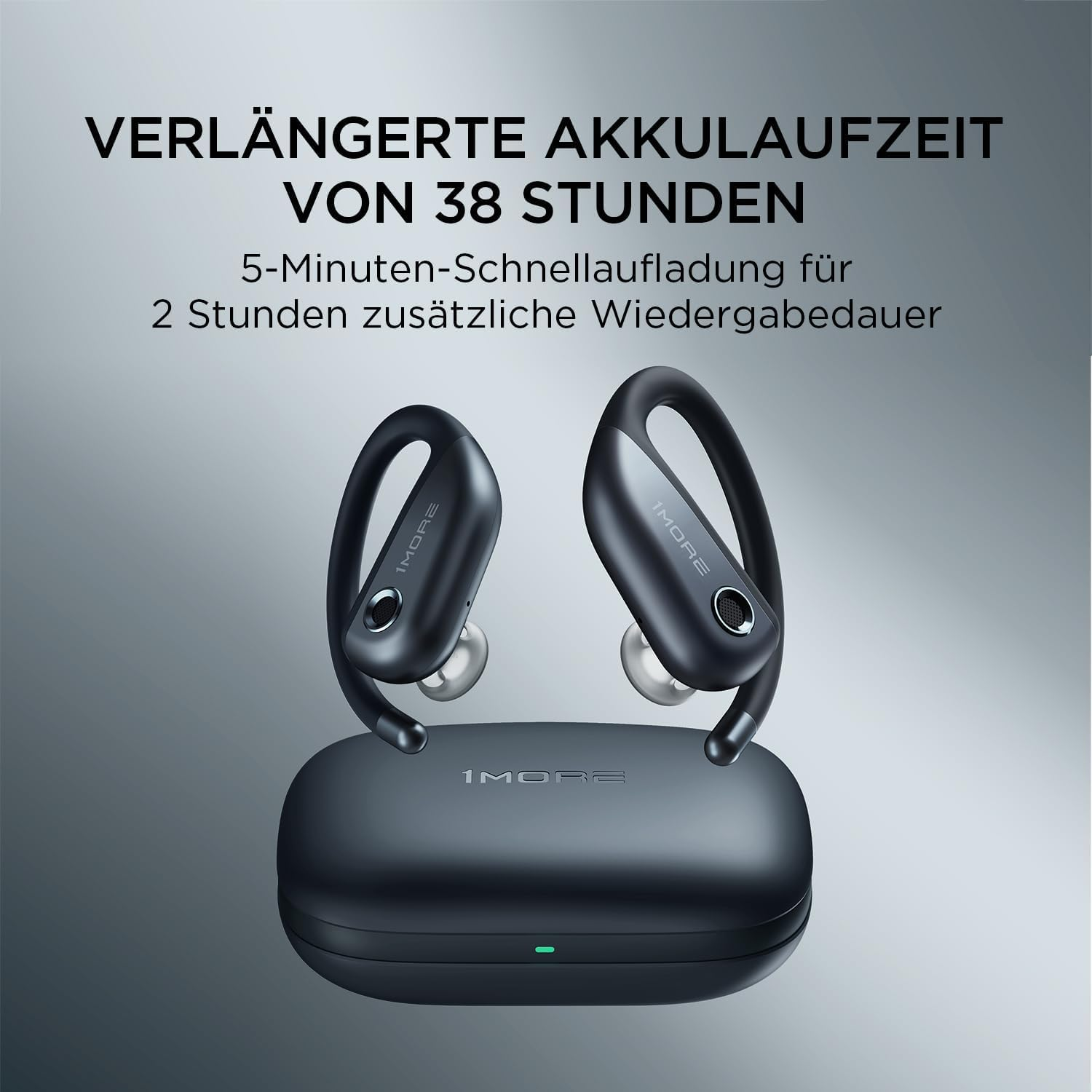 Kabellose Ohrhörer auf Ladeetui. Schwarze Ohrhörer mit einem schwarzen Ladeetui.