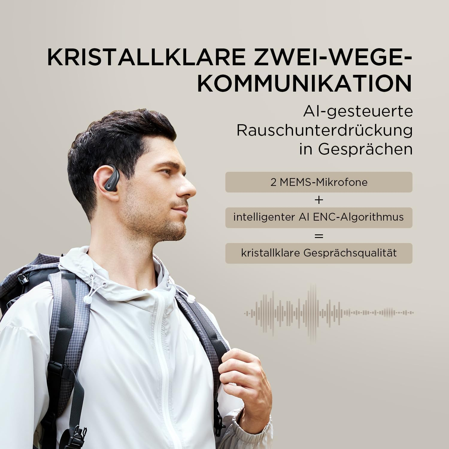 Mann mit Ohrhörern, mit Text über die Klangqualität. Hintergrund: weiß.