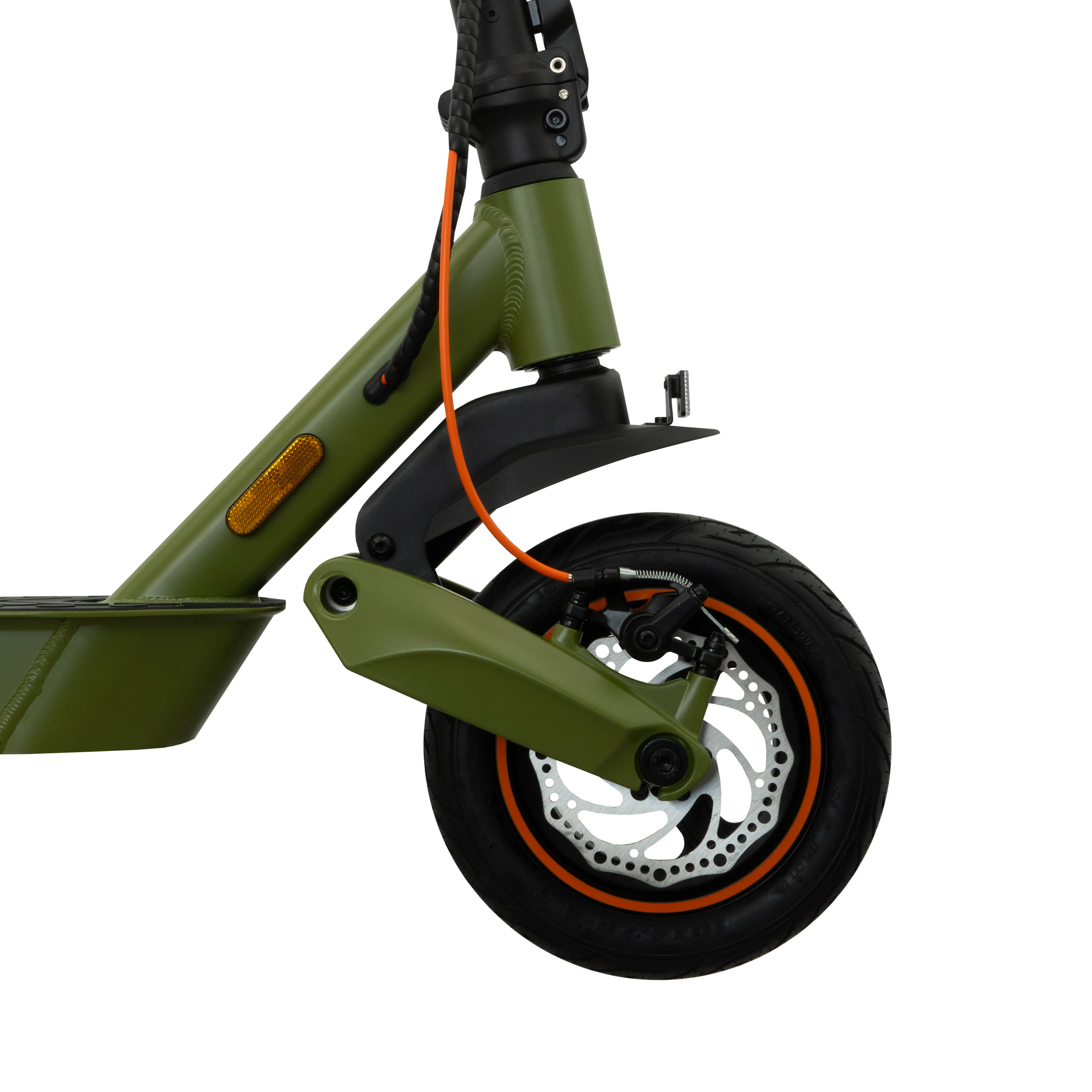 Primer plano de la rueda delantera de un patinete eléctrico verde oliva con detalles naranjas.