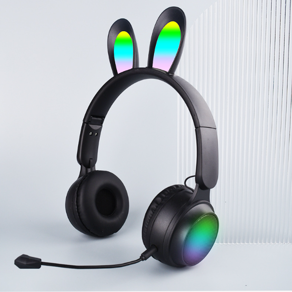 Schwarzes Headset mit Hasenohren-Design. Es hat ein Mikrofon und RGB-Beleuchtung.