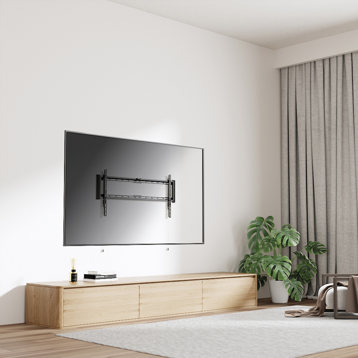 Woonkamer met tv aan de muur. Zwarte tv-beugel, houten kast, plant en gordijn. Modern en helder interieur.