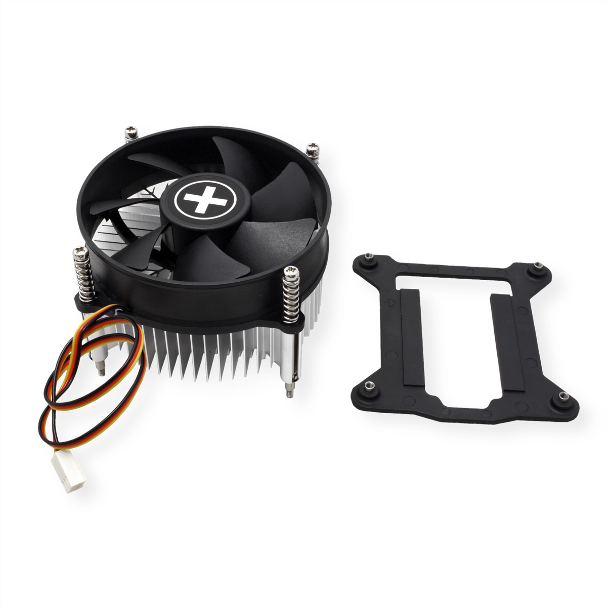 Zwarte CPU-ventilator met heatsink en zwarte montagebeugel op witte achtergrond.
