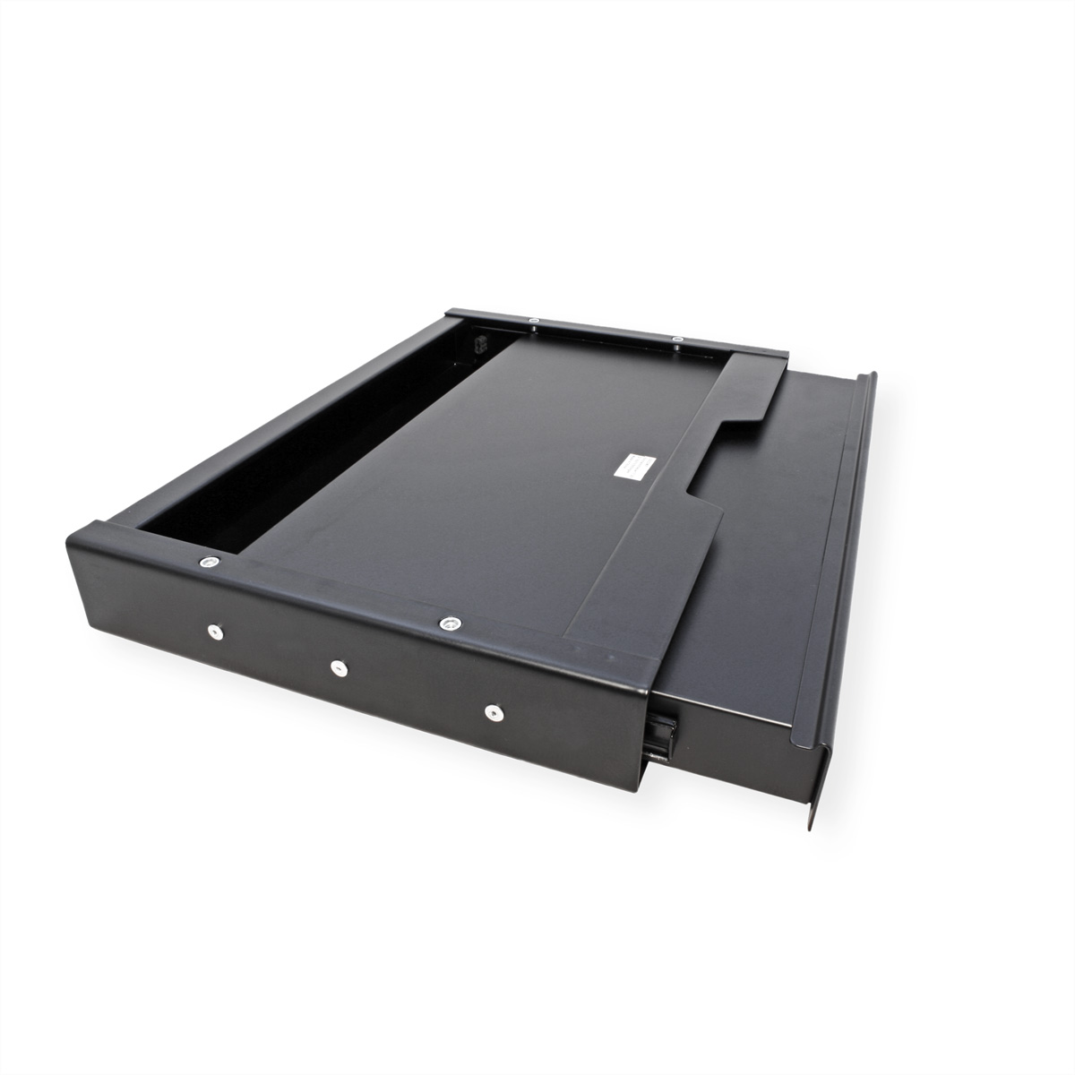 Een zwarte metalen lade, gedeeltelijk open, op een witte achtergrond. De lade heeft klinknagels.