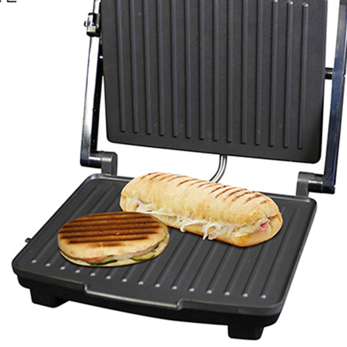 Geöffnete Panini-Presse mit zwei Sandwiches, eines rund, eines lang.