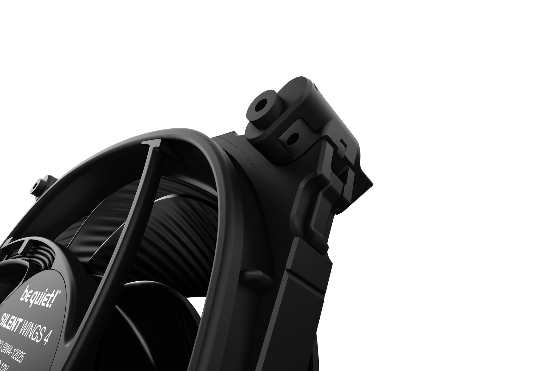 Zbliżenie czarnego wentylatora, widoczna nazwa marki "be quiet!". Wentylator na białym tle.