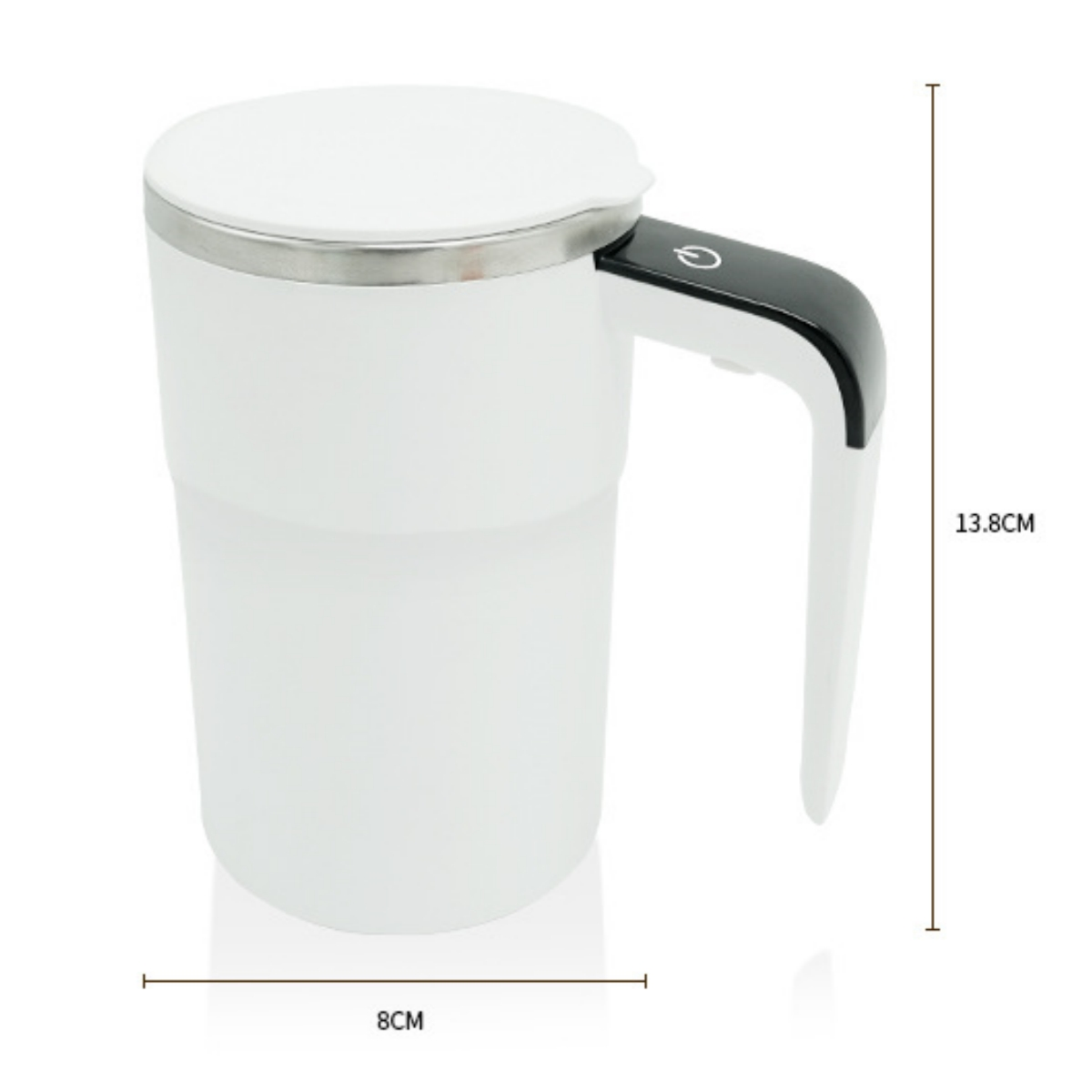 Weißer Becher mit Griff, schwarzer Knopf. Maße: 8cm x 13,8cm.