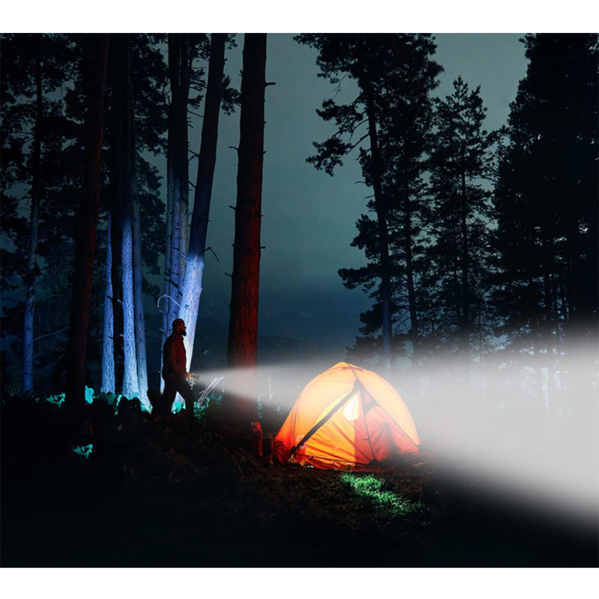 Ein Mann geht in einem dunklen Wald auf ein beleuchtetes orangefarbenes Zelt zu. Ein heller Scheinwerfer scheint von der Taschenlampe des Mannes.
