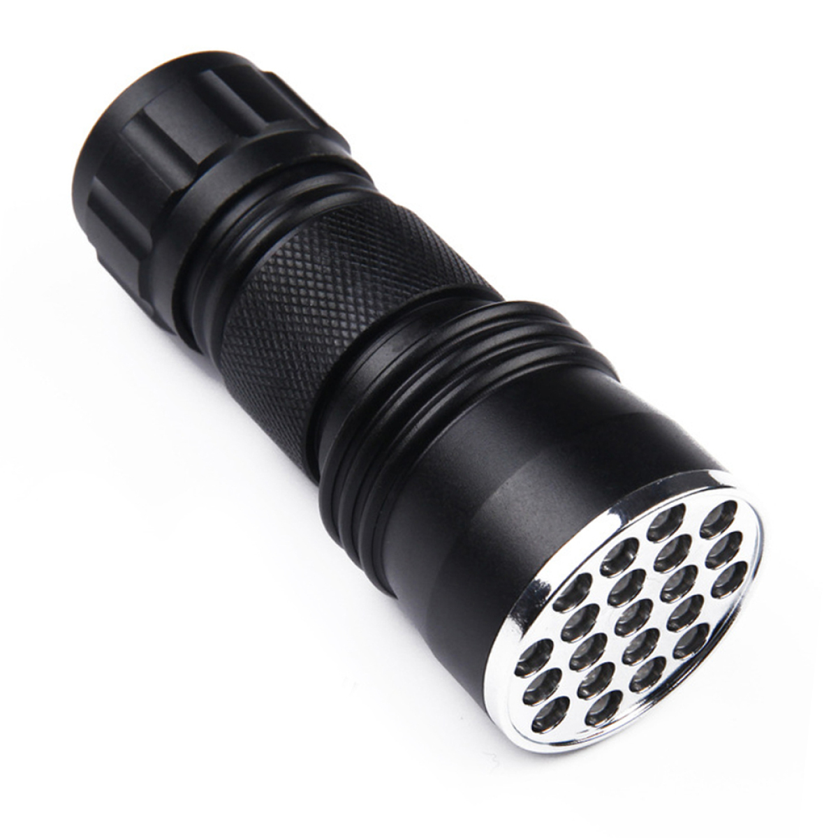 Eine schwarze Taschenlampe mit einem silberfarbenen Kopf. Der Kopf hat mehrere kleine Löcher.