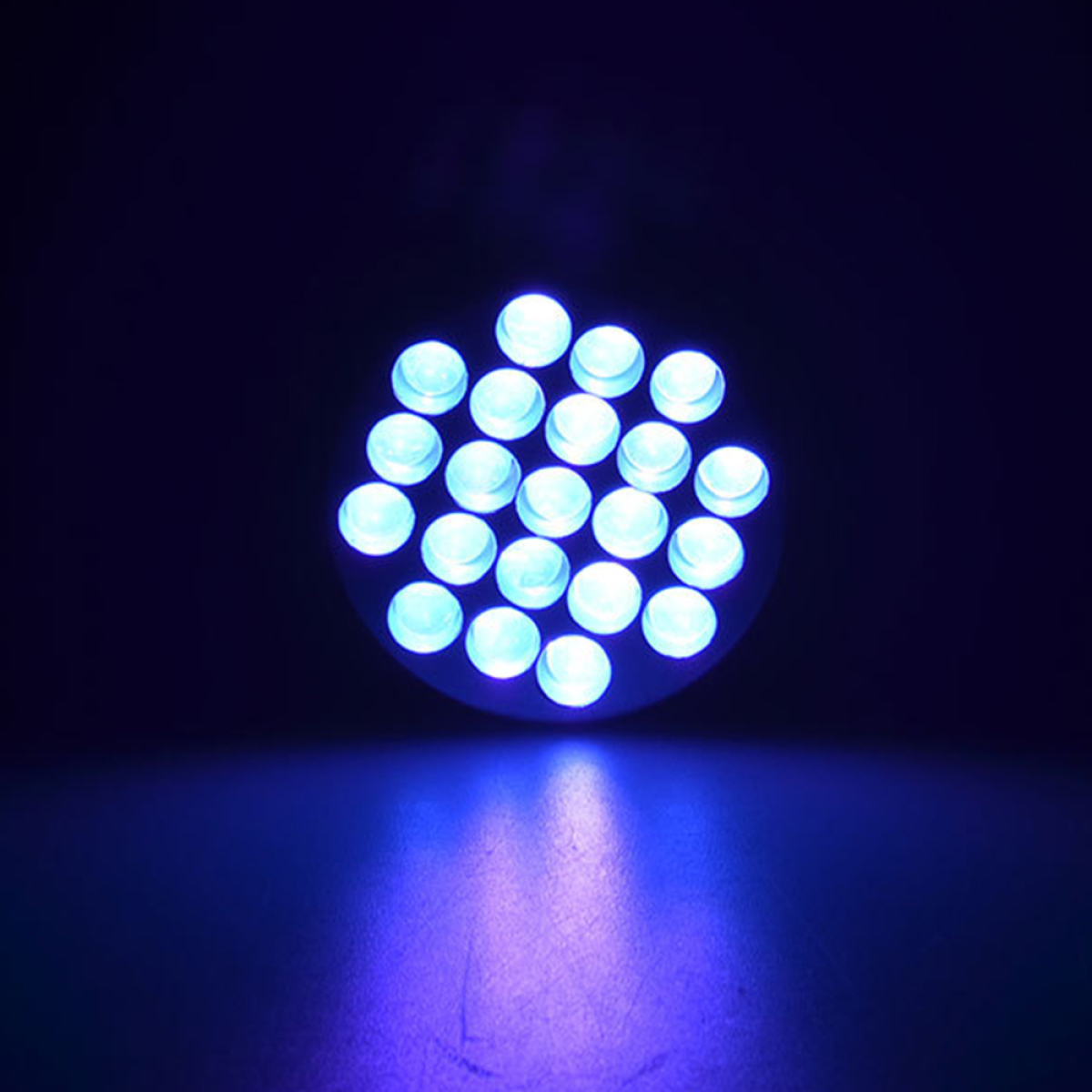 Ein Cluster blauer LED-Leuchten, die helles, leuchtendes Licht vor dunklem Hintergrund ausstrahlen.