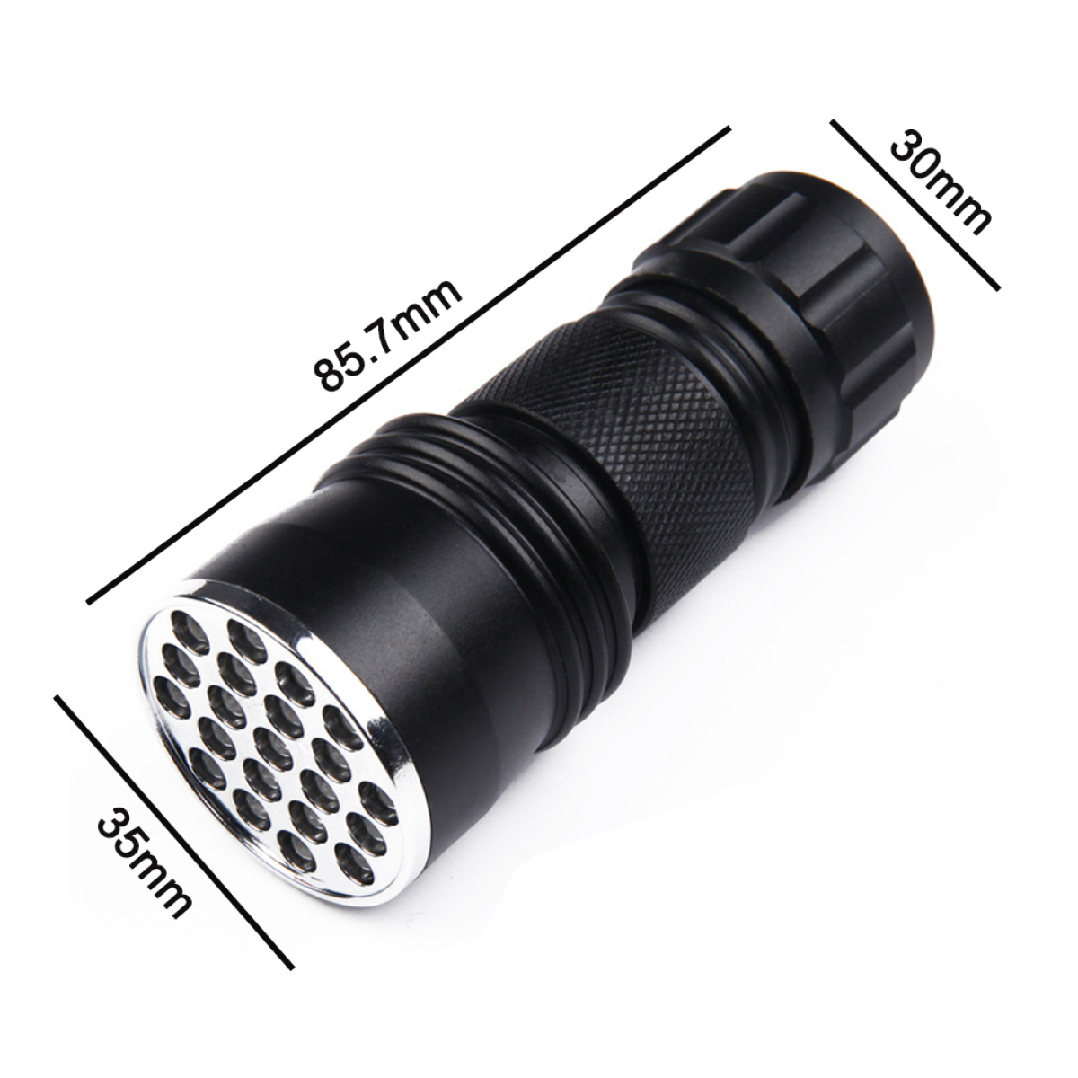 Schwarze Taschenlampe mit silberner Lünette und angegebenen Abmessungen.