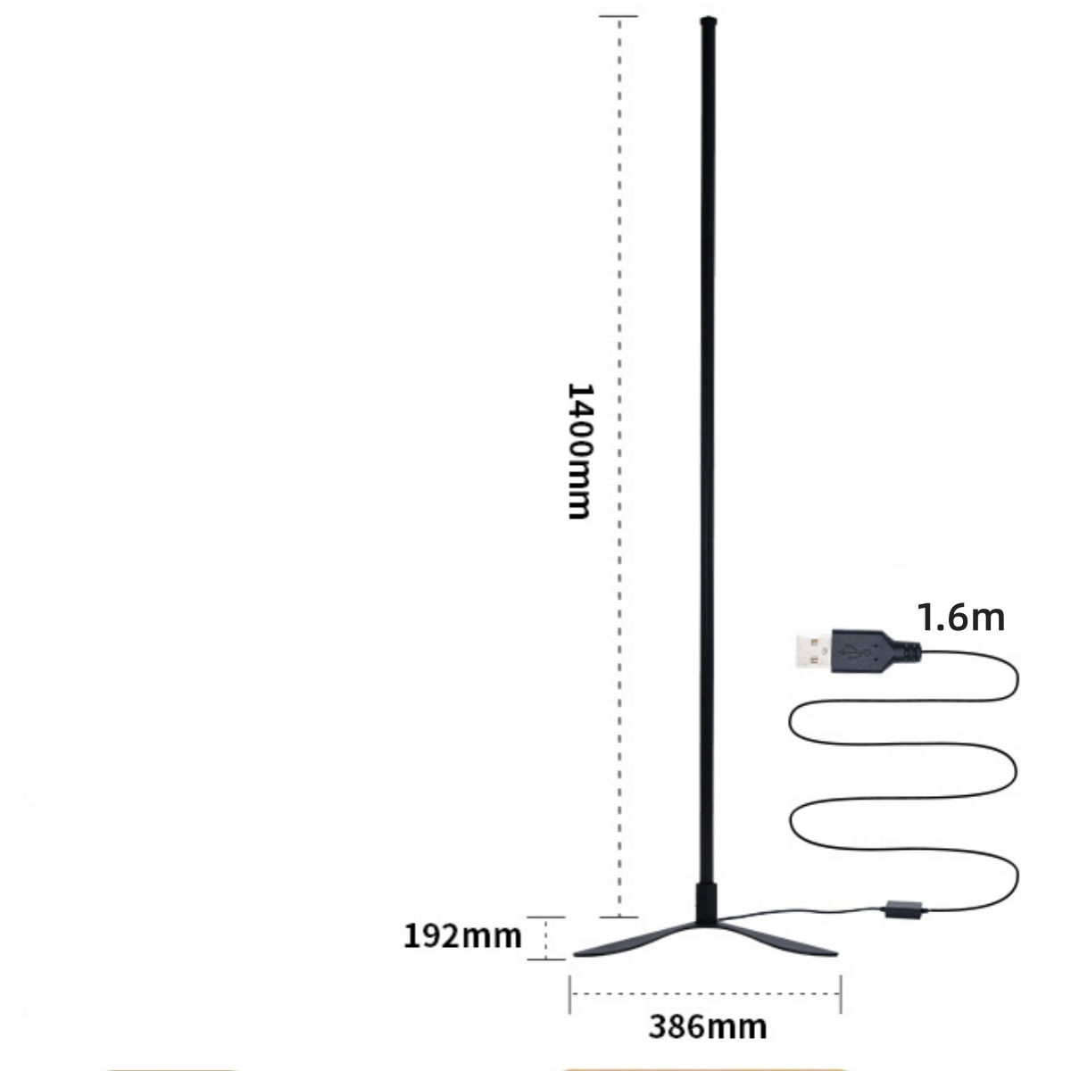 Eine hohe, schwarze, schlanke Stehlampe mit einem USB-Ladekabel und einem kreisförmigen Fuß. Die Lampe hat einen langen Stab.
