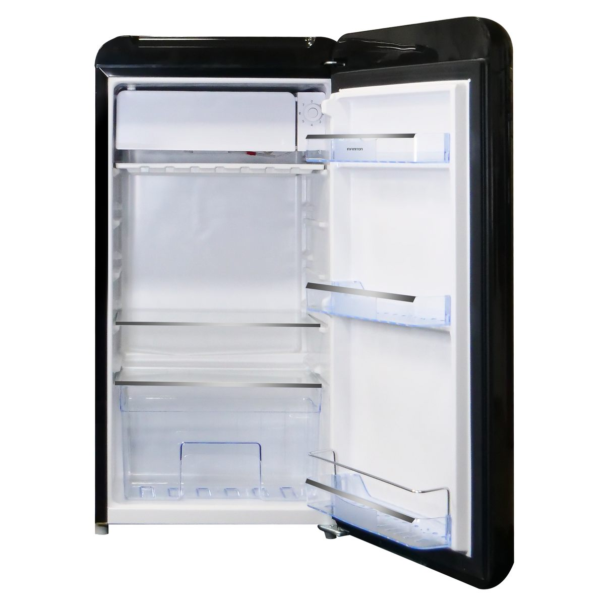 Refrigerador negro con puerta abierta que muestra estantes y cajones. El fondo es blanco.