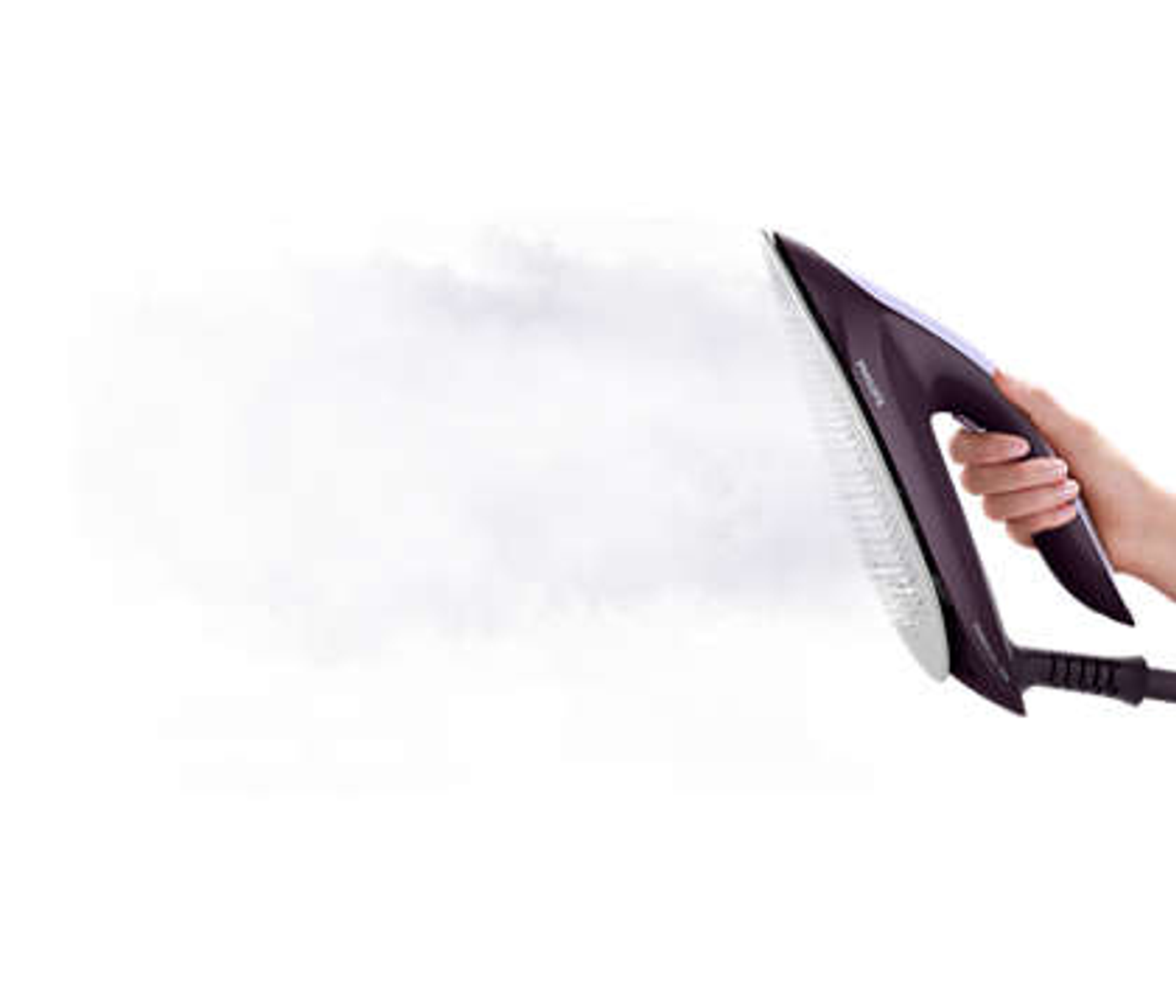 Una mano sosteniendo una plancha negra y morada, liberando vapor. Fondo blanco.