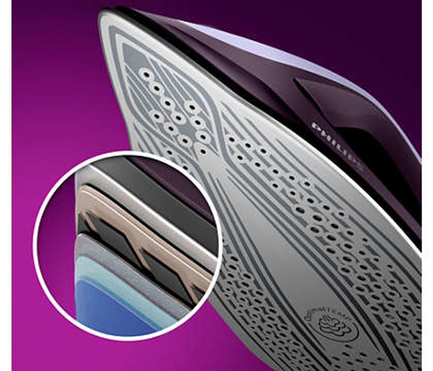 Una plancha con un diseño blanco y morado. Se muestra un primer plano de la suela de la plancha.