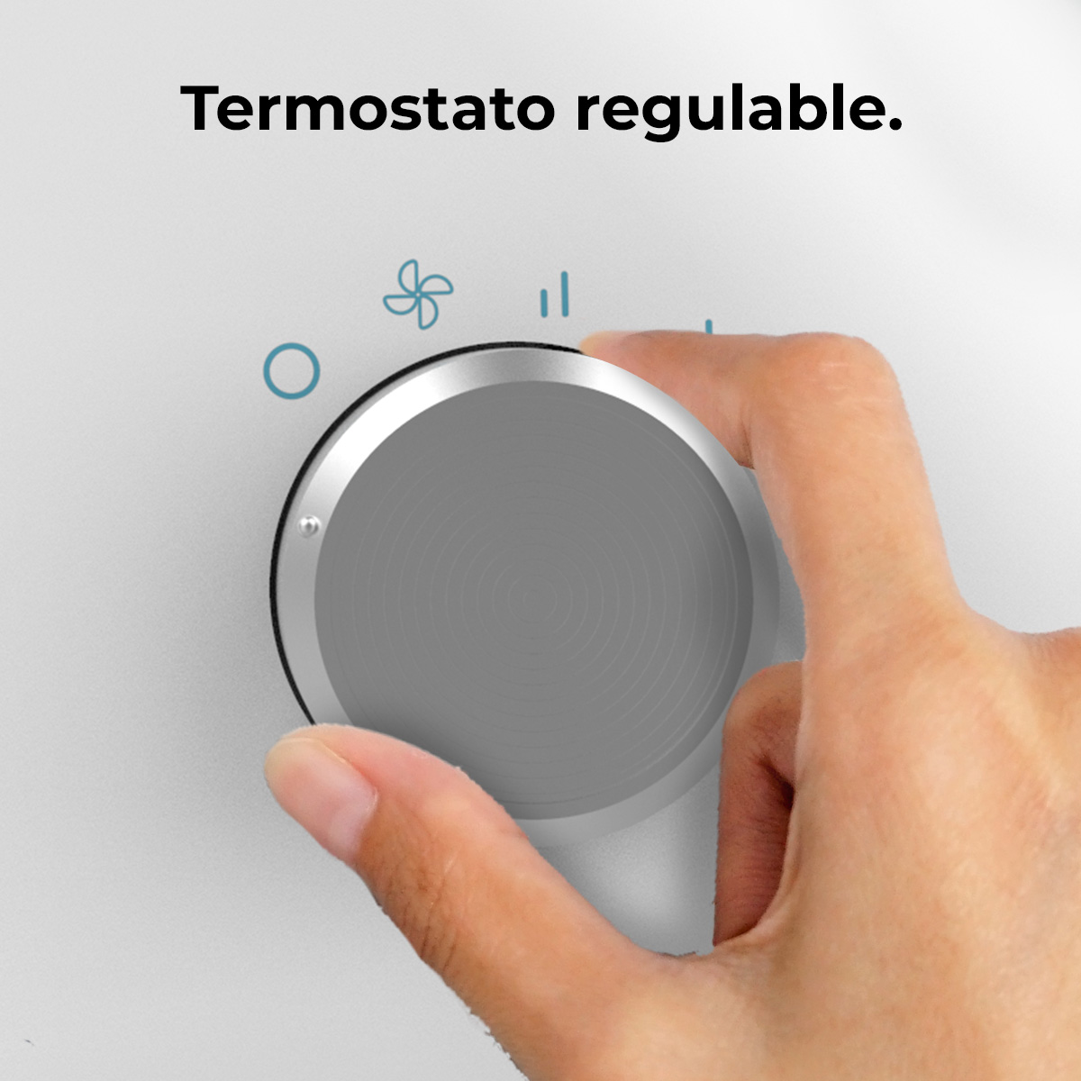 Una mano che gira un quadrante grigio su una superficie bianca, con testo: Termostato regolabile.