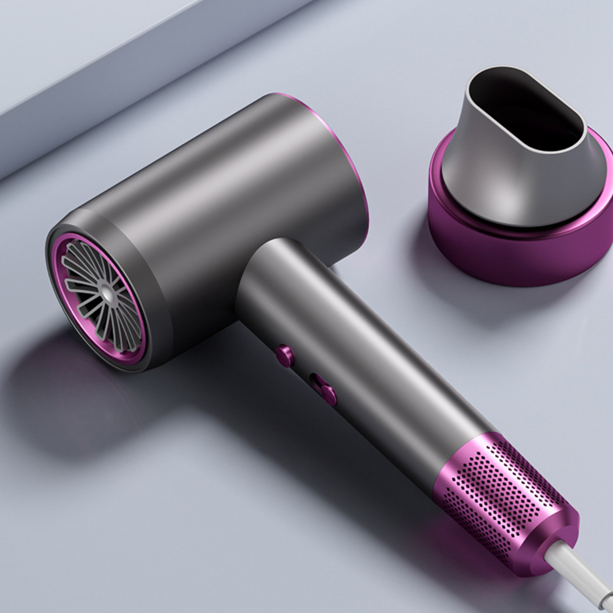 Ein grau-rosa Haartrockner mit Aufsatz, platziert auf einer hellgrauen Oberfläche.