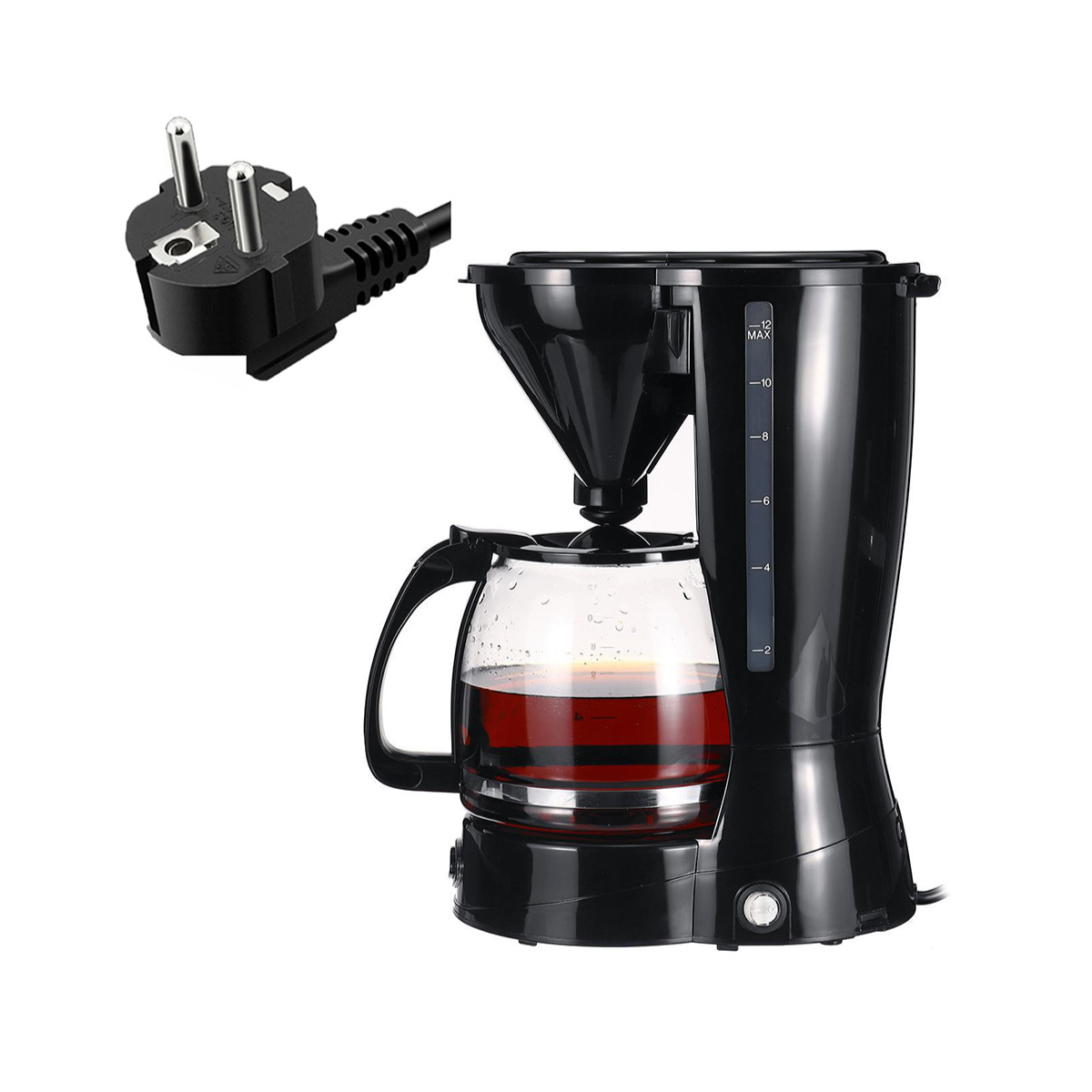 Schwarze Kaffeemaschine mit Glaskaraffe. Schwarzer Stecker links. Weißer Hintergrund.
