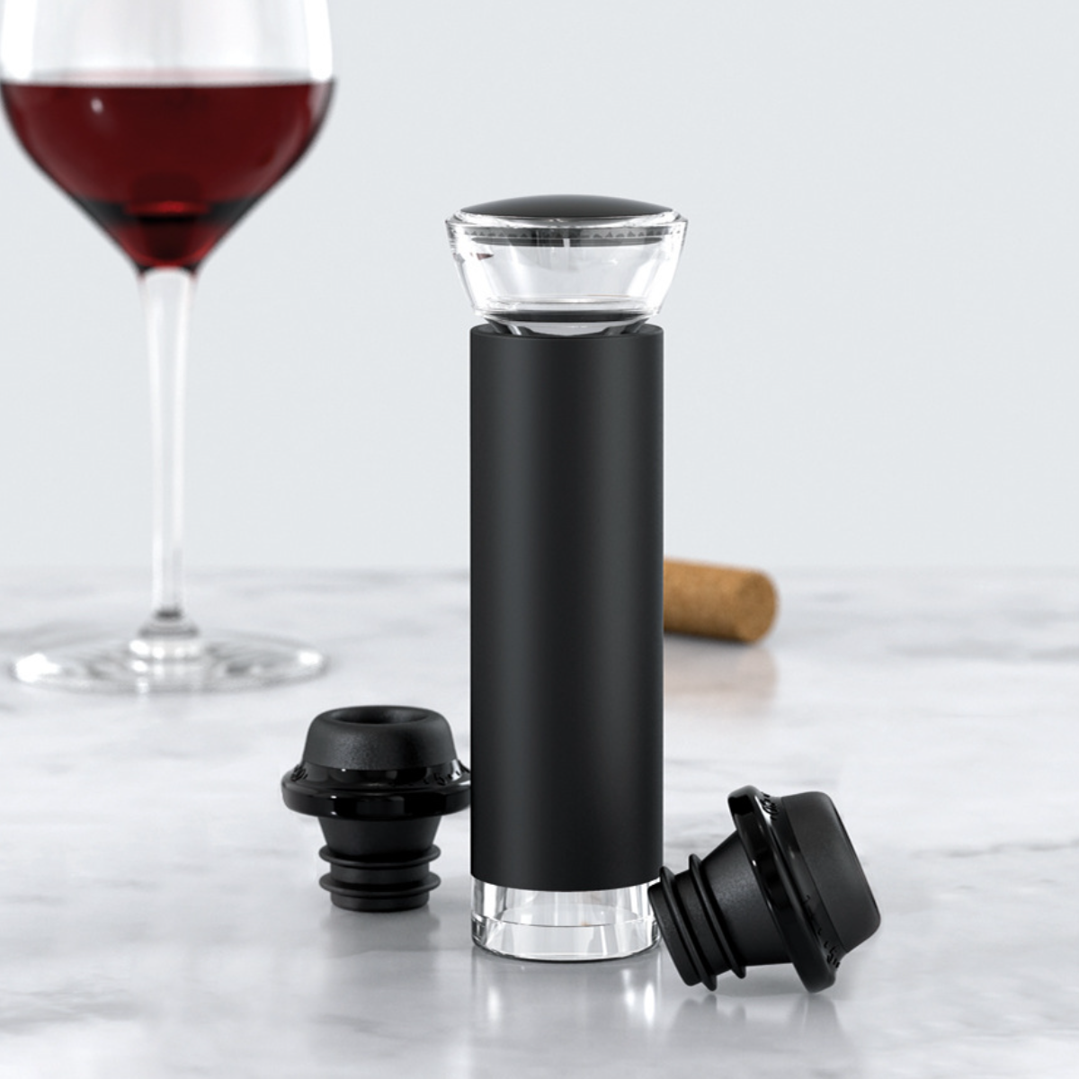 Weinaufbewahrungssystem. Glas Rotwein links, Kork und zwei Stopfen rechts.
