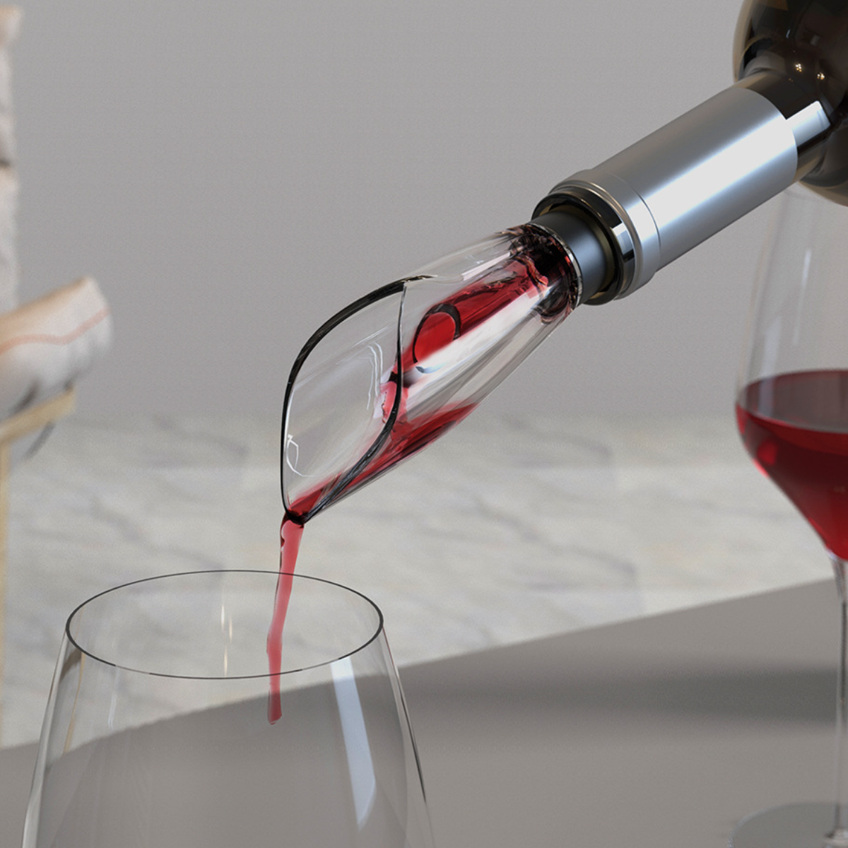 Wein wird mit einem Belüfter aus einer Flasche in ein Weinglas gegossen.