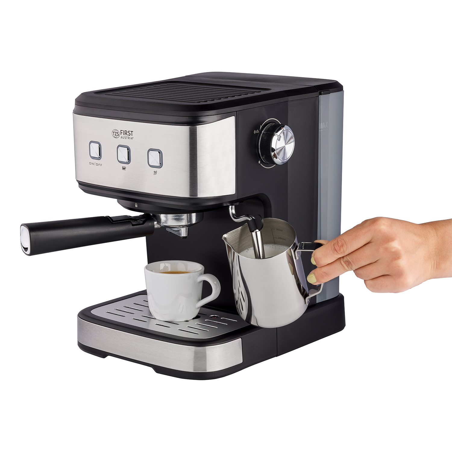Espressomaschine mit Tasse und Milchaufschäumer. Eine Hand gießt Milch in den Krug, bereit für Latte Art.
