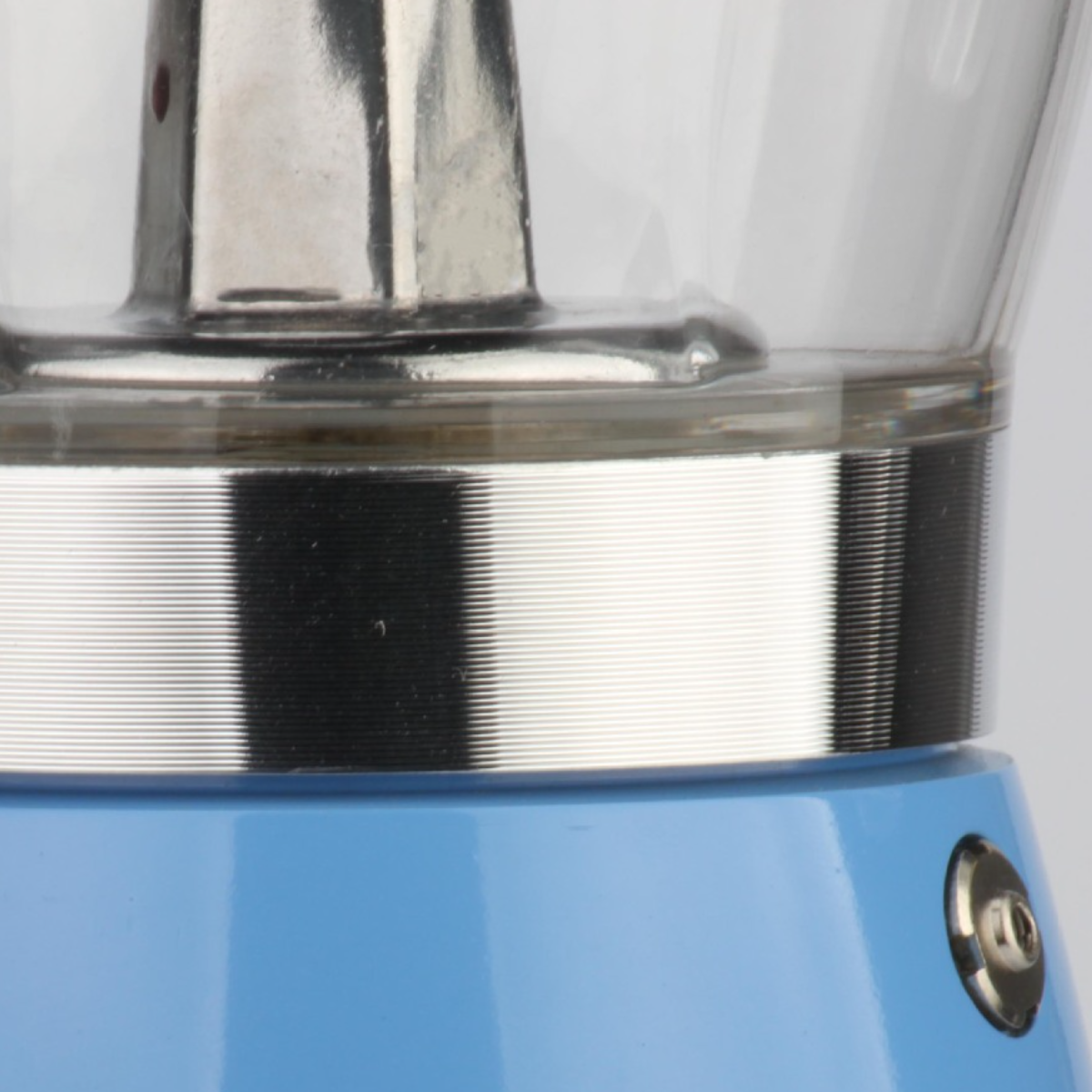 Nahaufnahme eines blau-silbernen Kaffeezubereiters. Ein Teil des Kaffeezubereiters ist sichtbar.