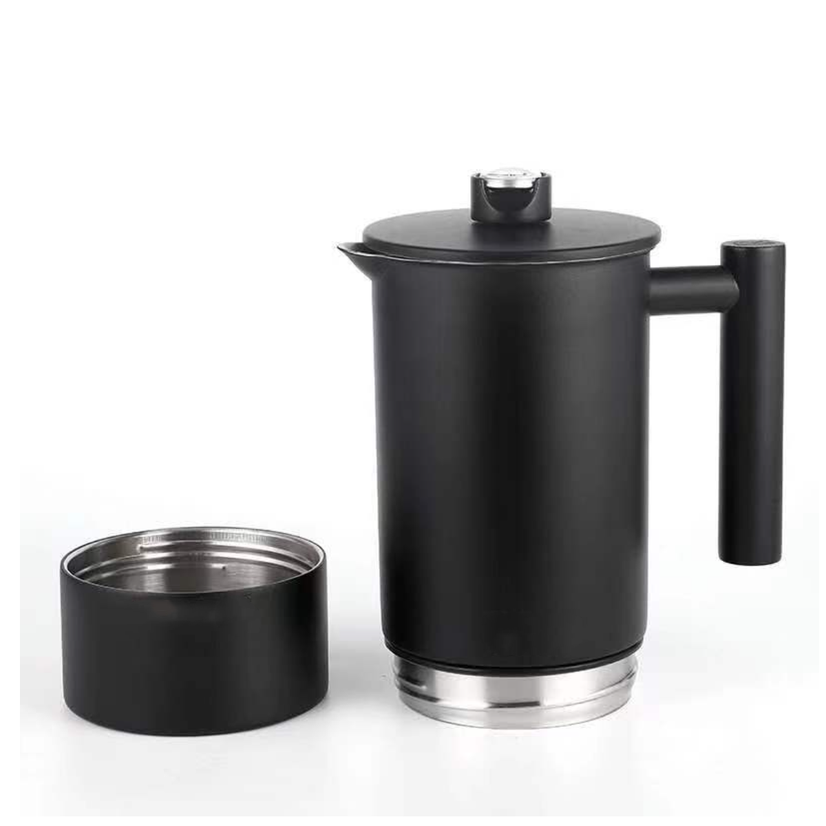 Schwarzer und silberner French-Press-Kaffeebereiter mit abgetrennter silberner Tasse auf weißer Oberfläche.