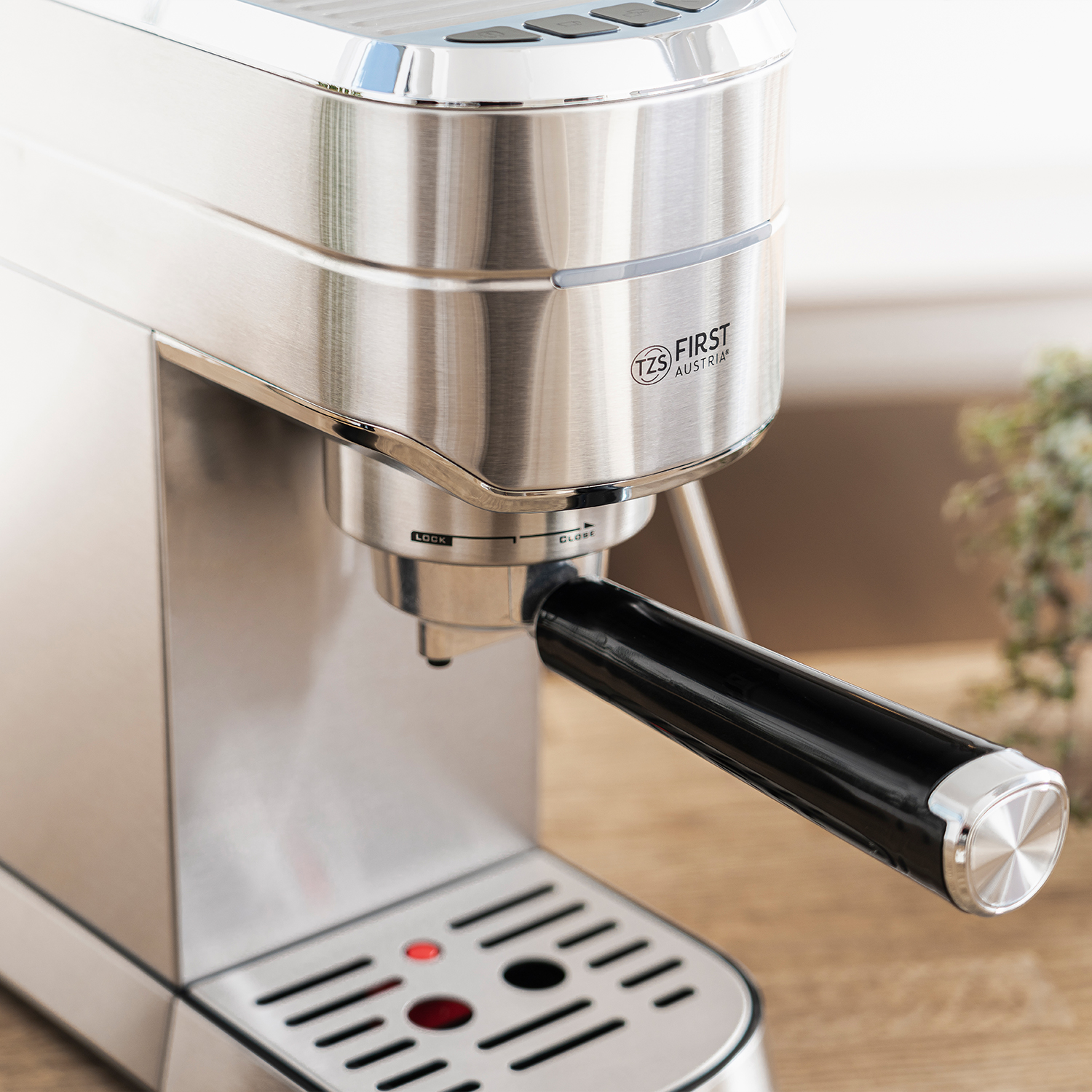 Nahaufnahme einer Espressomaschine aus Edelstahl, die den Siebträger und das Bedienfeld zeigt.
