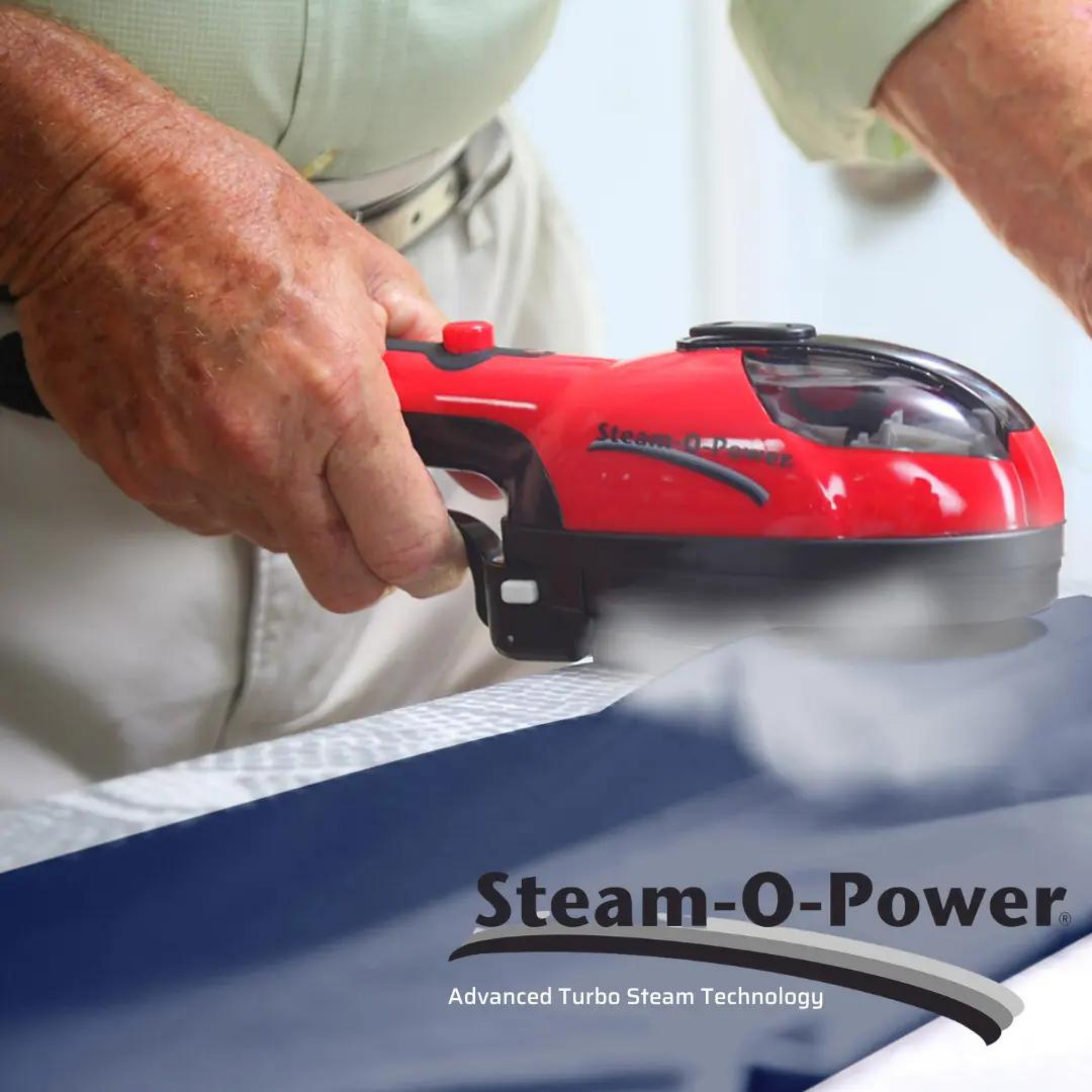 Une personne tenant un fer à repasser rouge Steam-O-Power, avec de la vapeur qui en sort.