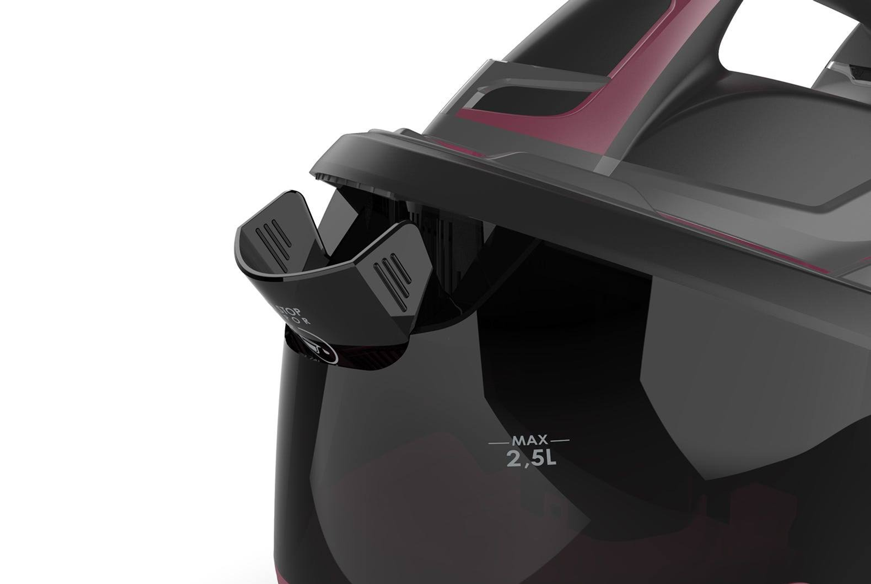Primer plano de un limpiador a vapor negro y burdeos con un depósito de agua.