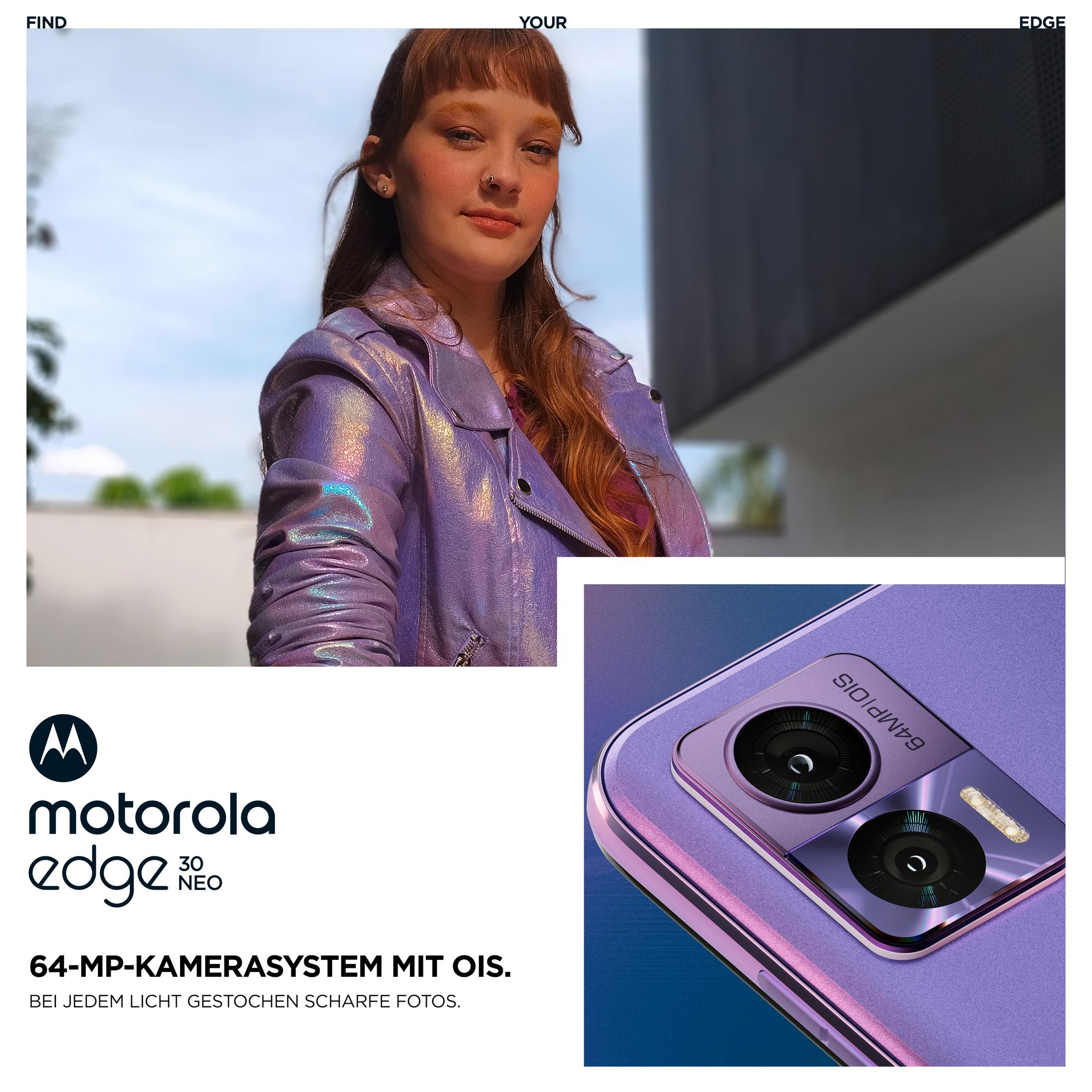 Frau in lila Jacke, mit Kamera und Telefonanzeige. Text: Motorola edge 30 neo und 64MP Kamera.