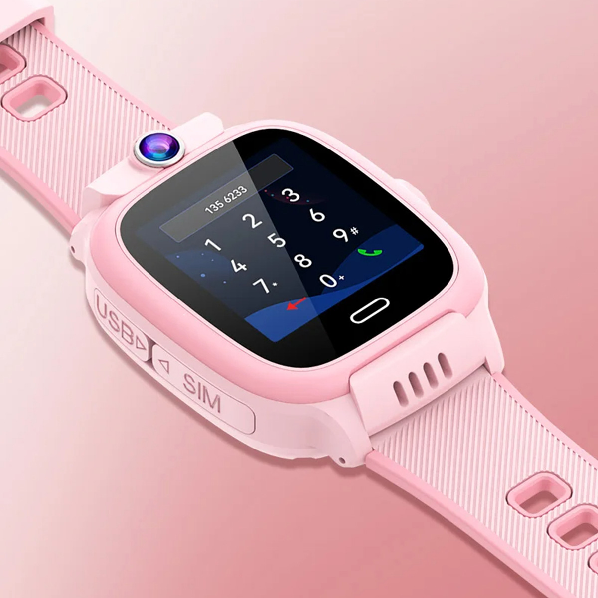 Smartwatch rosa con correa rosa. La pantalla muestra un teclado telefónico y números.