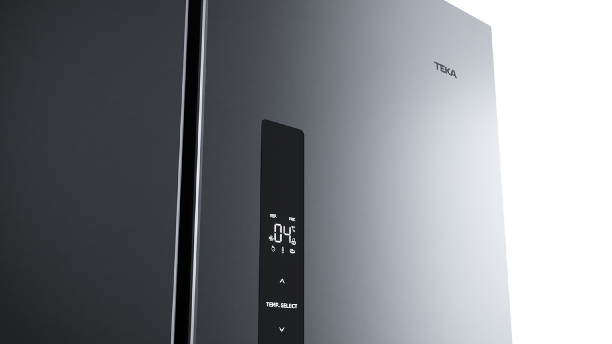 Zbliżenie lodówki Teka. Drzwi ciemnoszare z cyfrowym wyświetlaczem '04' i innymi ikonami.
