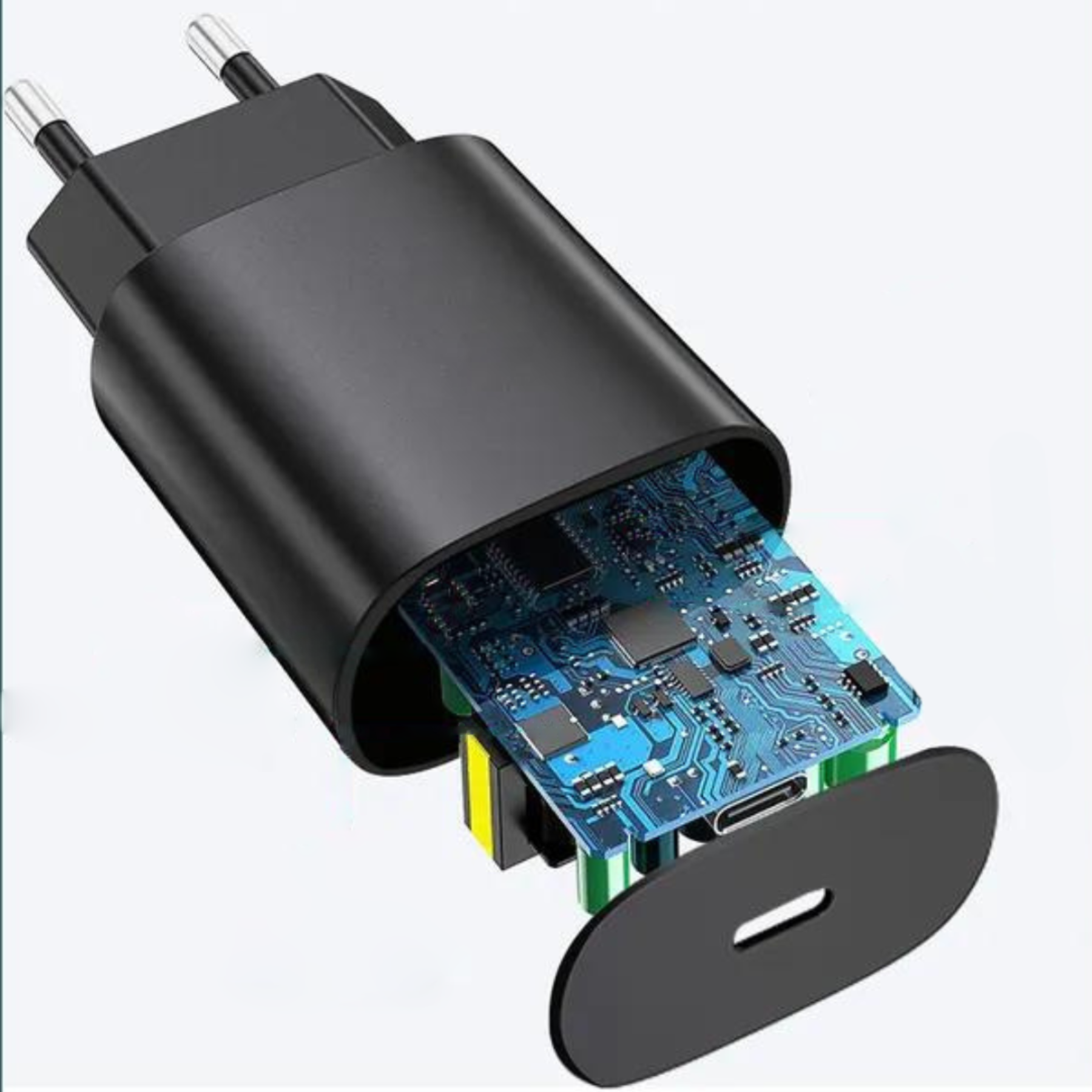 Schwarzes Ladegerät mit sichtbarer blauer Platine. Es hat Stifte und einen USB-C-Anschluss.
