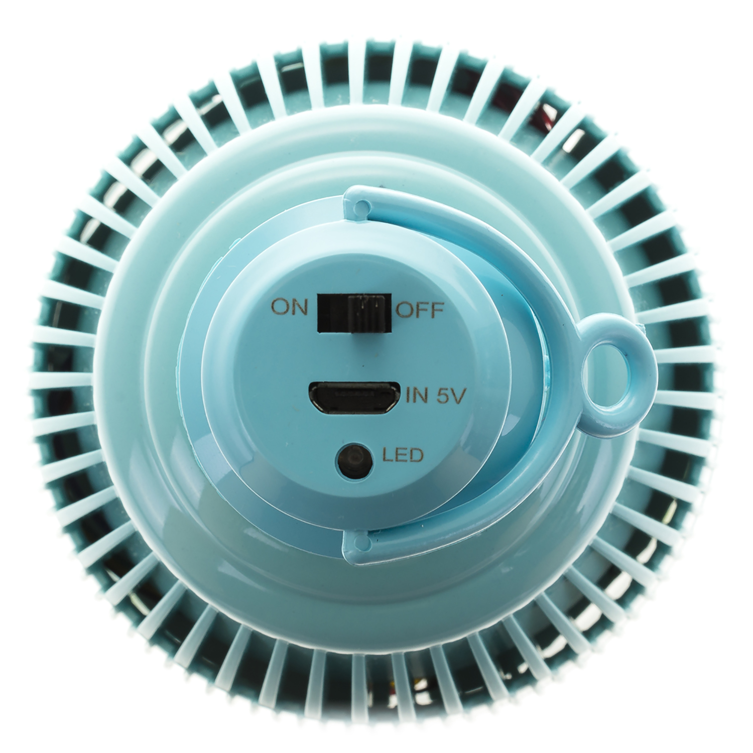 Eine Draufsicht auf einen blau-weißen tragbaren Ventilator mit Ein-/Ausschalter und USB-Anschluss.