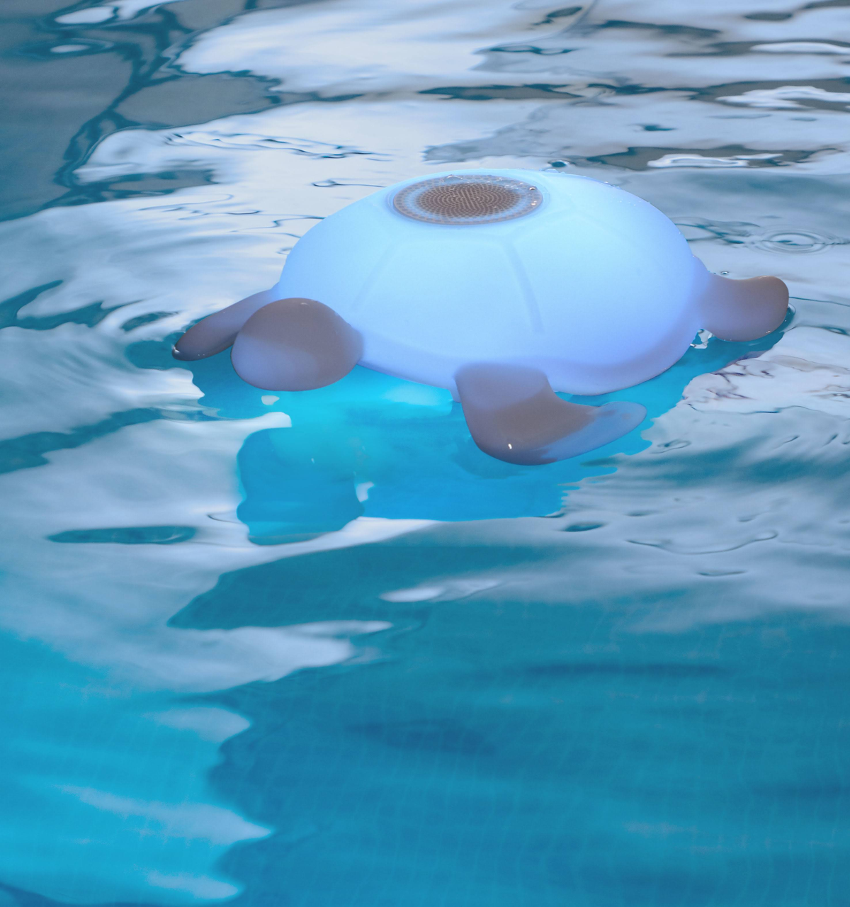 Niebiesko-białe pływające światło do basenu. Znajduje się w wodzie.
