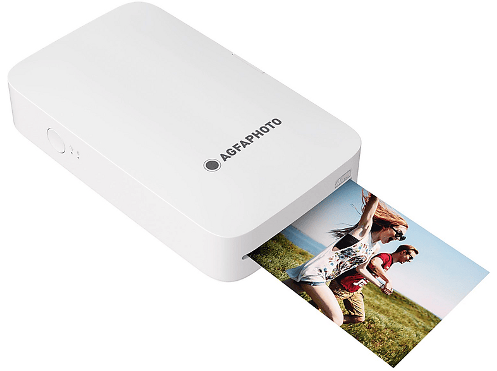 Biała przenośna drukarka fotograficzna ze zdjęciem biegnących osób. Drukarka drukuje zdjęcie.