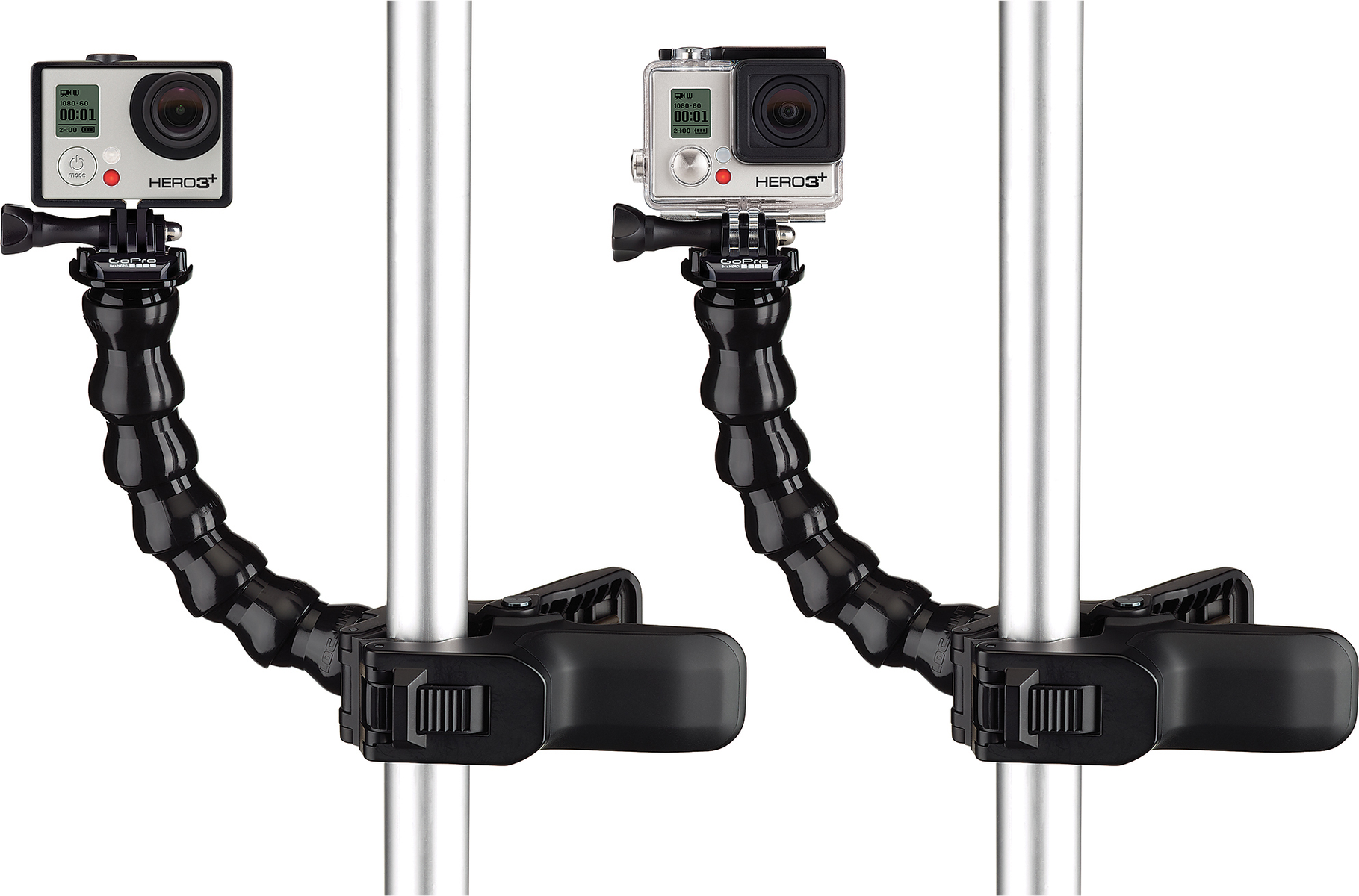 Dwie kamery GoPro zamontowane na elastycznych czarnych ramionach przymocowanych do słupów.