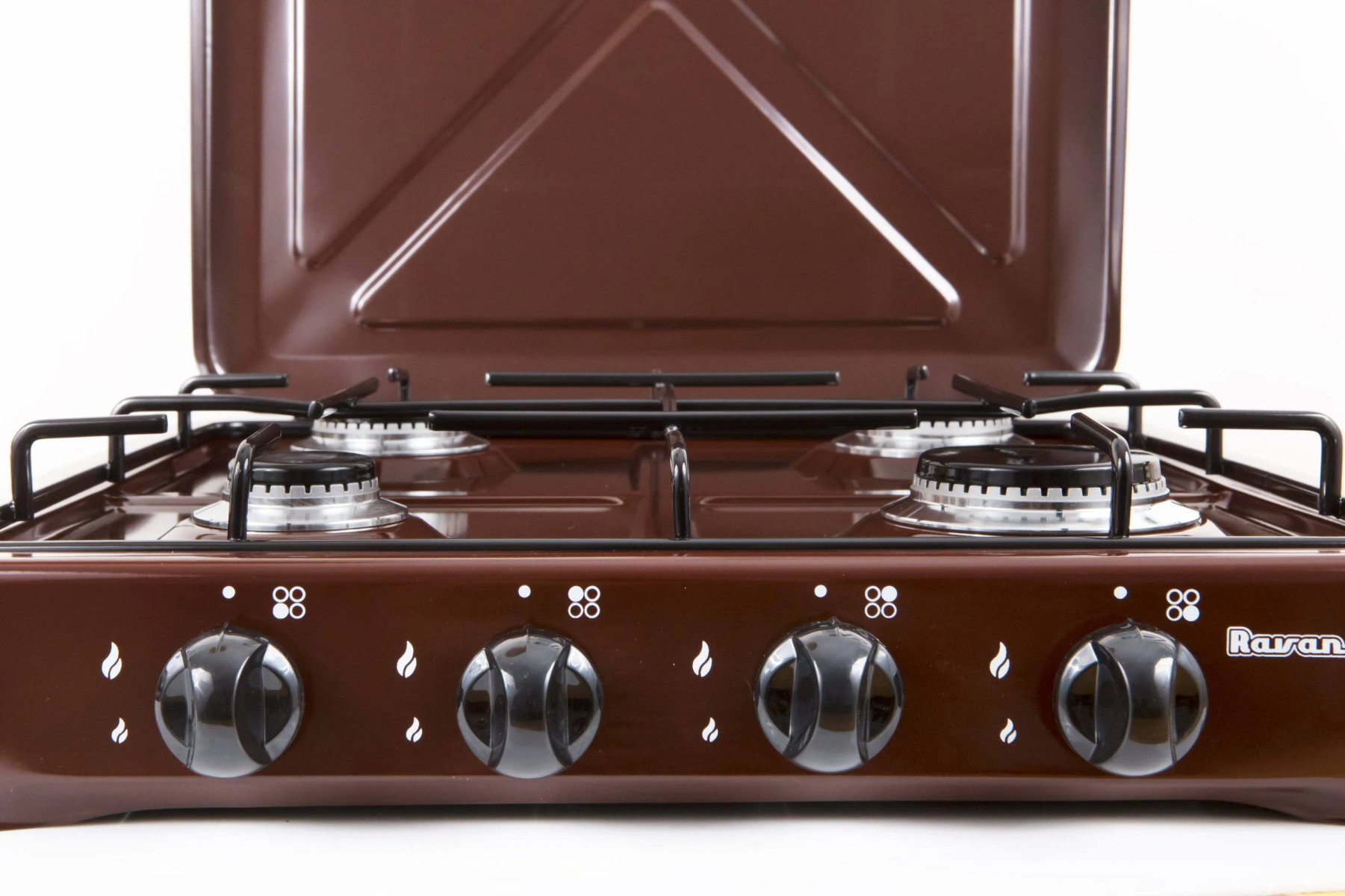 Brązowa kuchenka z czterema palnikami i czarnymi pokrętłami na białym tle.